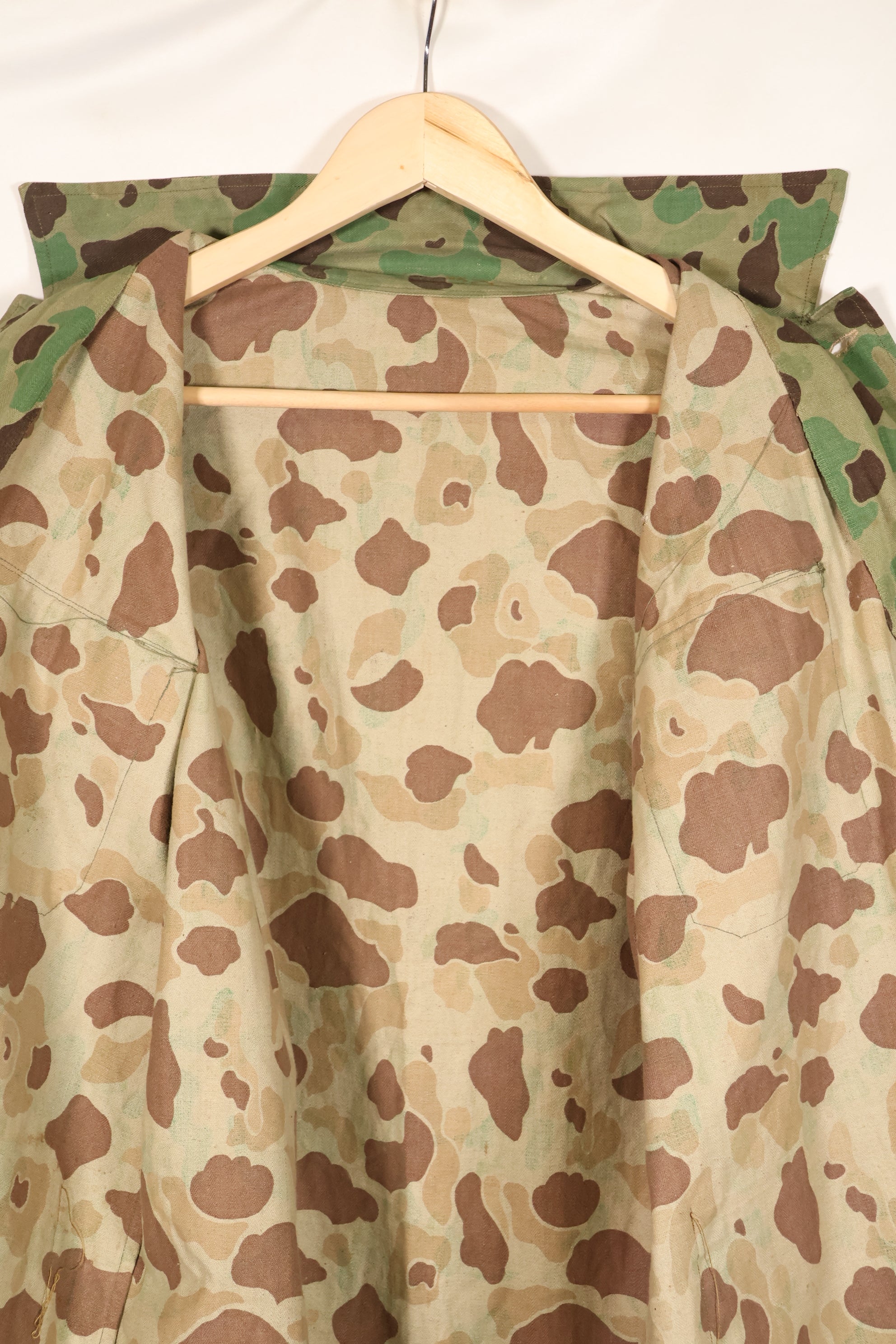 1940年代至1950年代初日本制造的蛙皮迷彩修身夹克，人字纹布面料，品相极佳，二手。