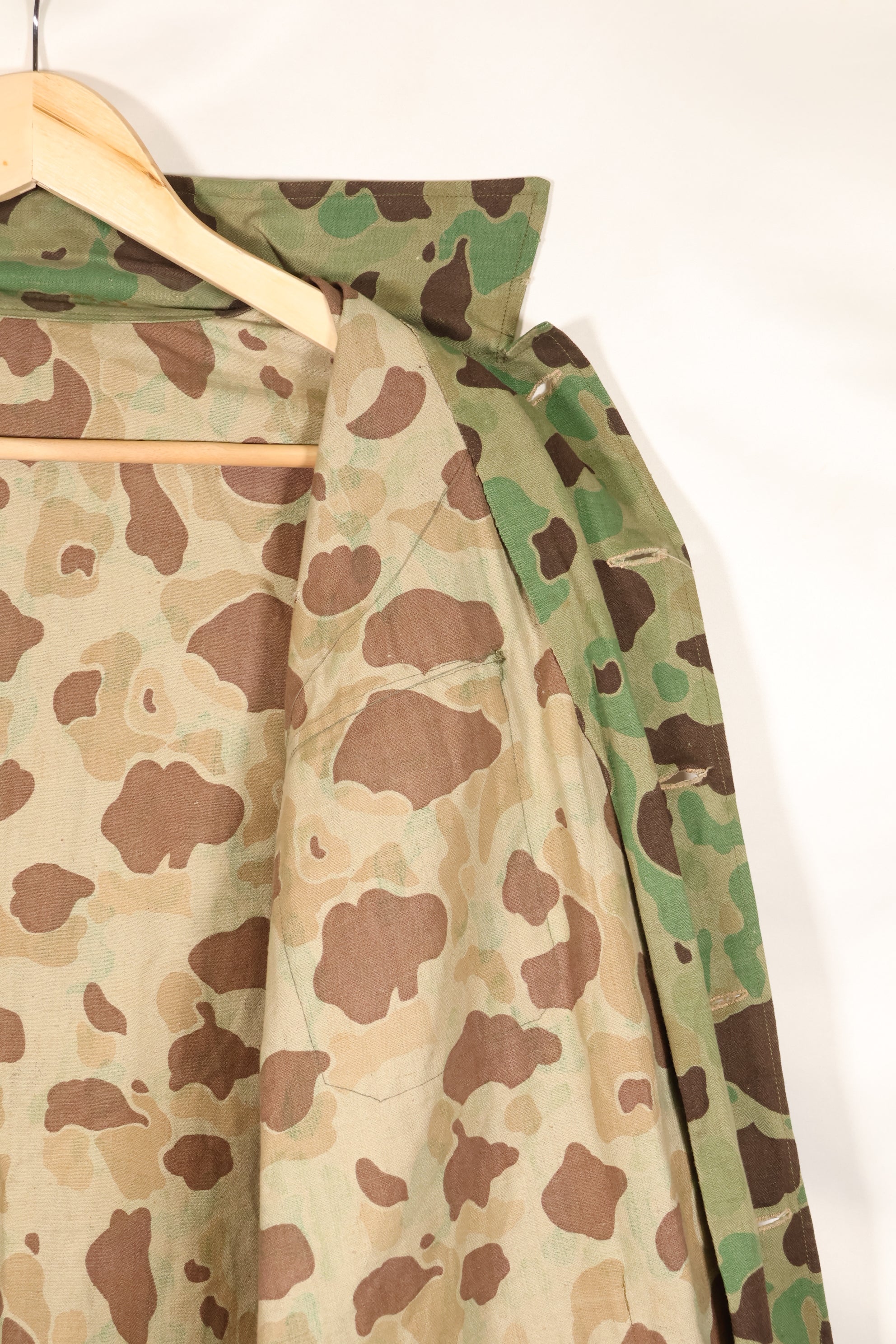 1940年代至1950年代初日本制造的蛙皮迷彩修身夹克，人字纹布面料，品相极佳，二手。