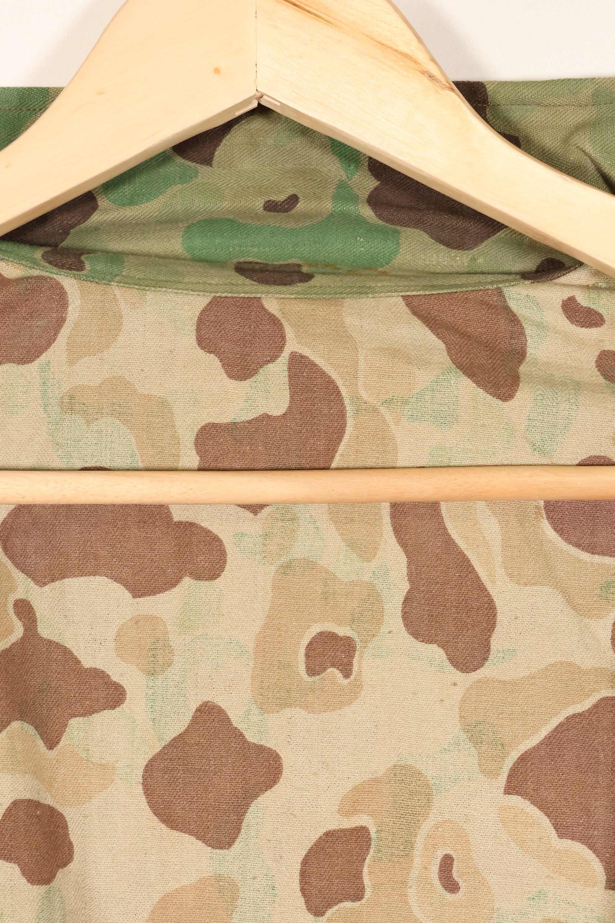 1940年代至1950年代初日本制造的蛙皮迷彩修身夹克，人字纹布面料，品相极佳，二手。