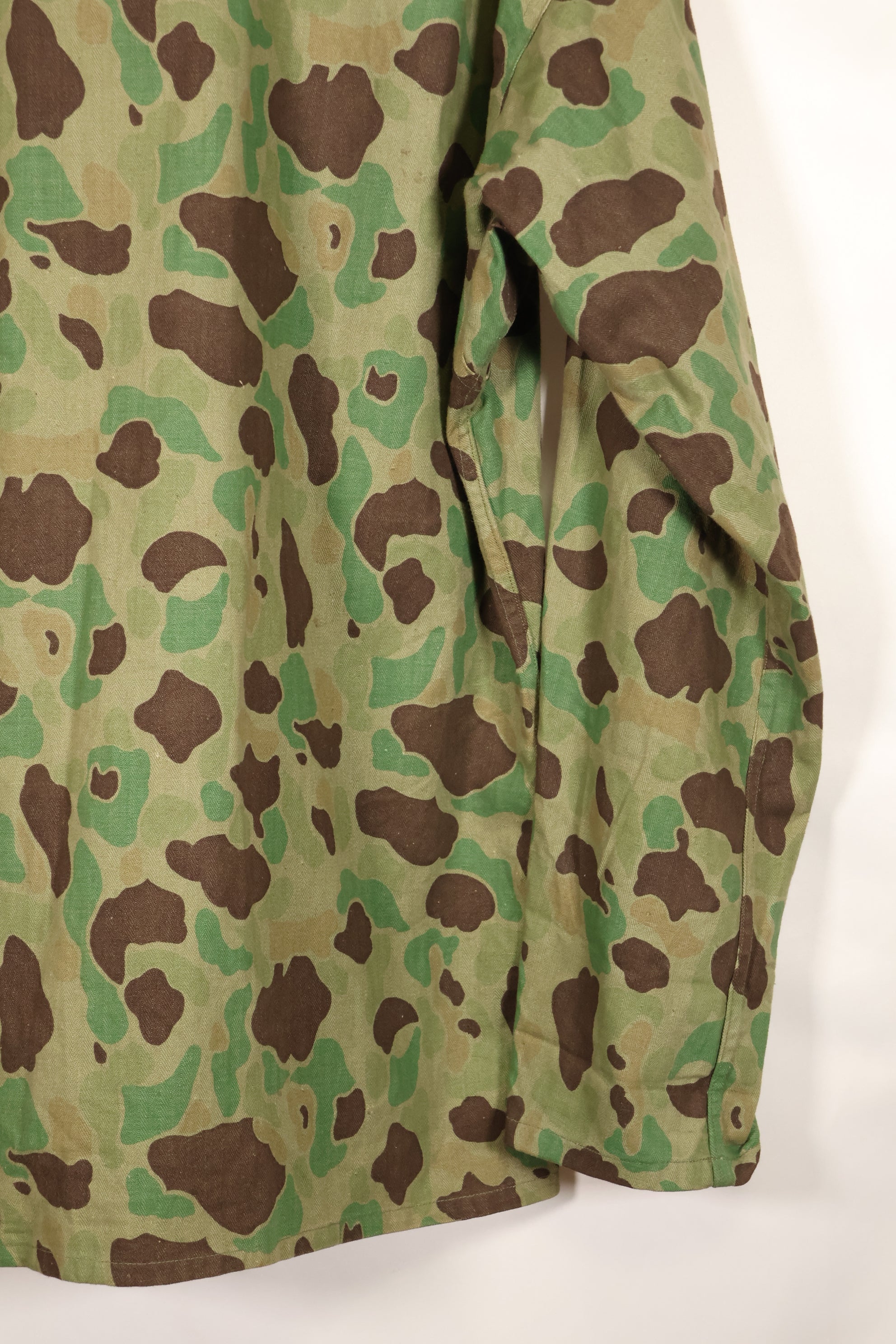 1940年代至1950年代初日本制造的蛙皮迷彩修身夹克，人字纹布面料，品相极佳，二手。