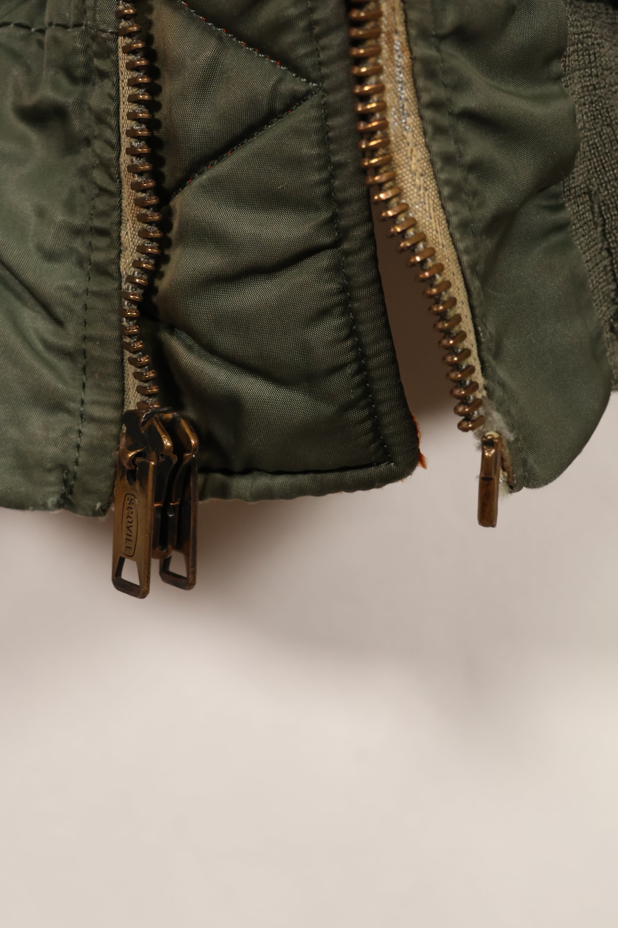 二手，估计为 20 世纪 60 年代末的美国海军大型 MA-1 飞行夹克，带有飞行员改装。