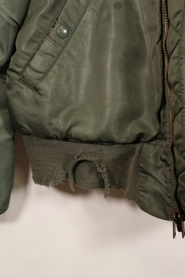 二手，估计为 20 世纪 60 年代末的美国海军大型 MA-1 飞行夹克，带有飞行员改装。