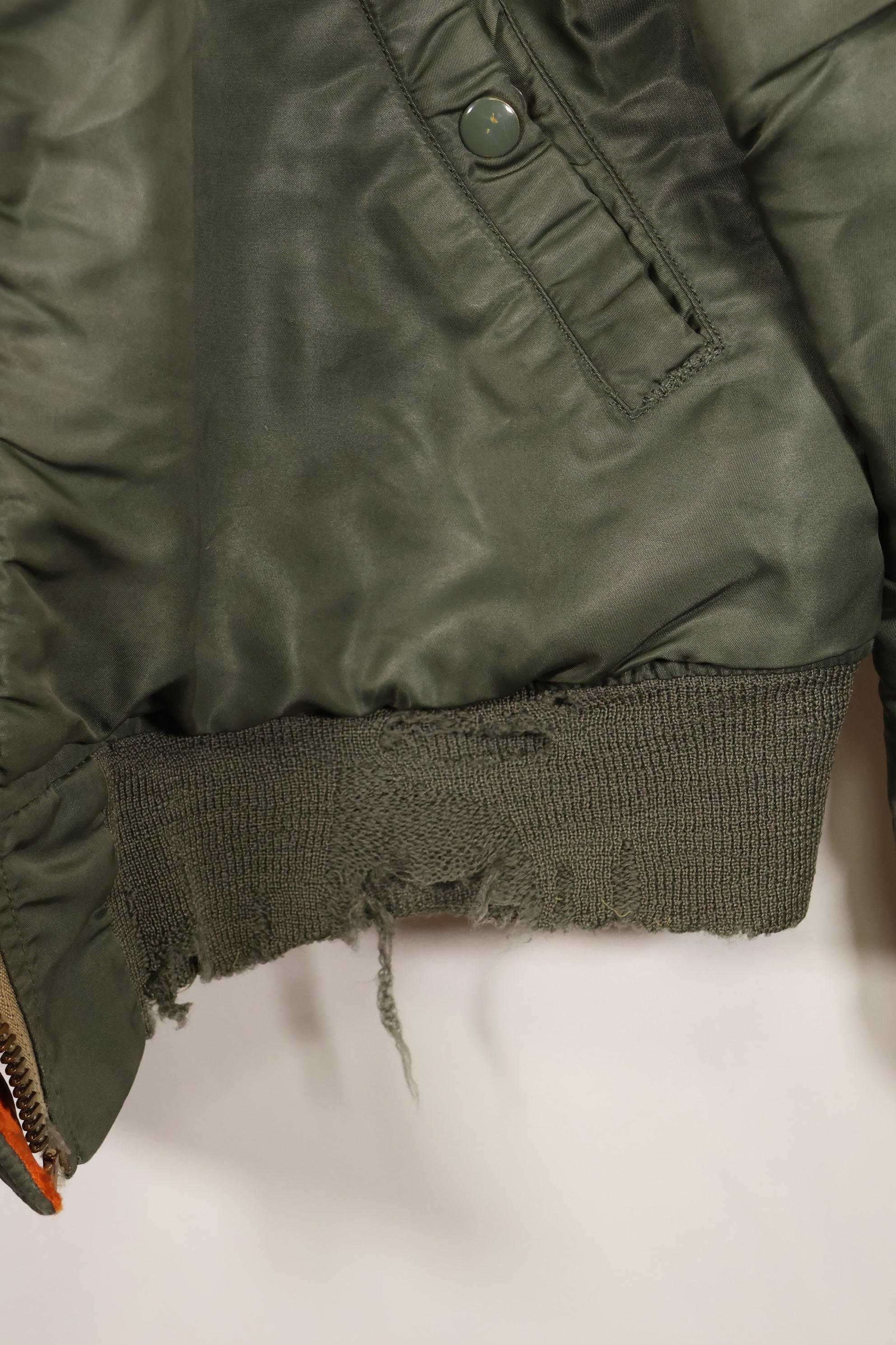 二手，估计为 20 世纪 60 年代末的美国海军大型 MA-1 飞行夹克，带有飞行员改装。