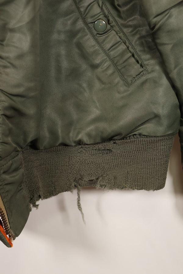 二手，估计为 20 世纪 60 年代末的美国海军大型 MA-1 飞行夹克，带有飞行员改装。