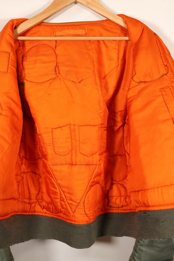 二手，估计为 20 世纪 60 年代末的美国海军大型 MA-1 飞行夹克，带有飞行员改装。