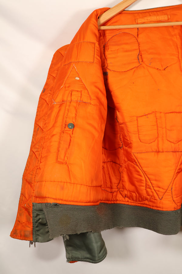 二手，估计为 20 世纪 60 年代末的美国海军大型 MA-1 飞行夹克，带有飞行员改装。