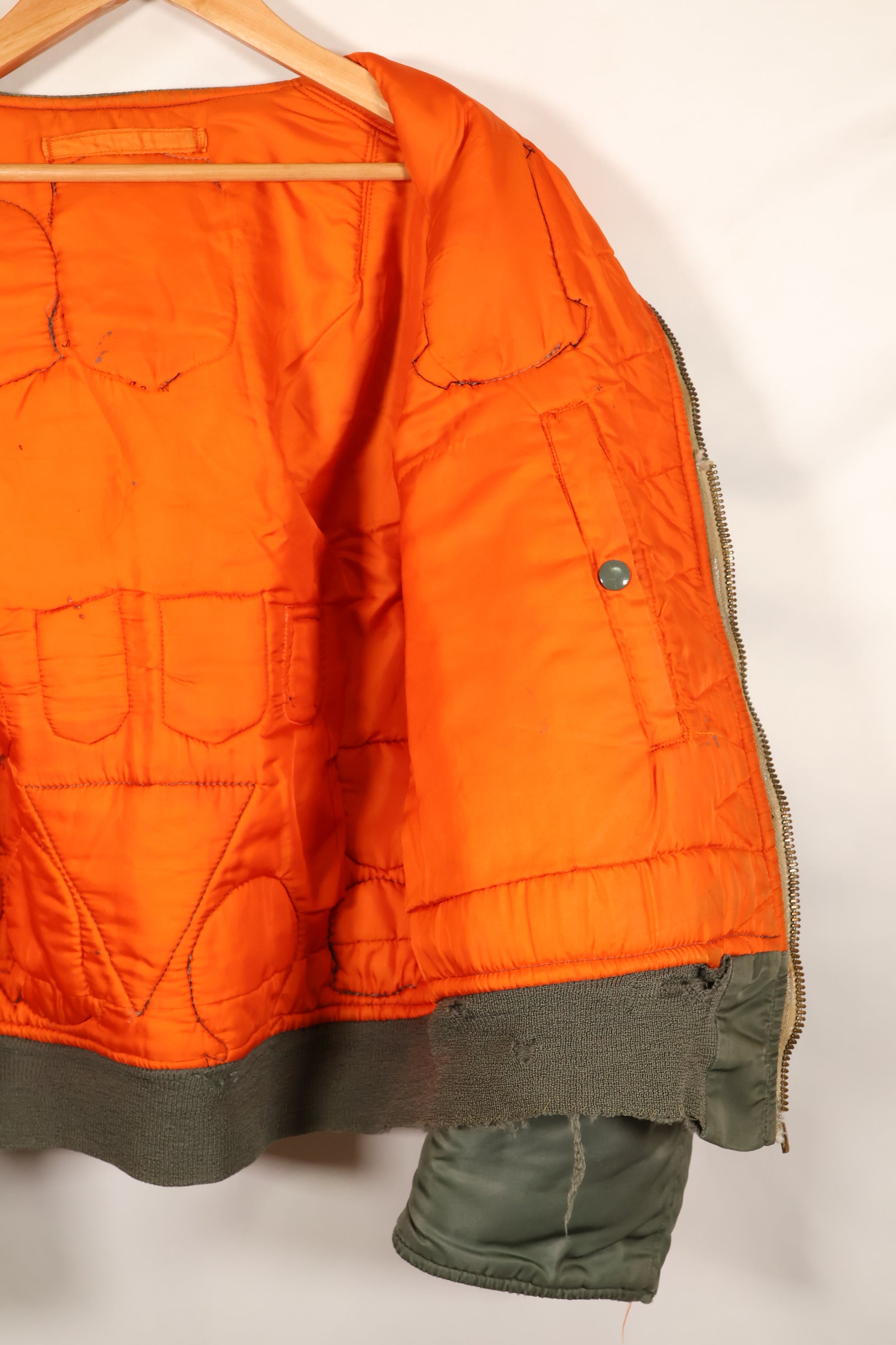 二手，估计为 20 世纪 60 年代末的美国海军大型 MA-1 飞行夹克，带有飞行员改装。