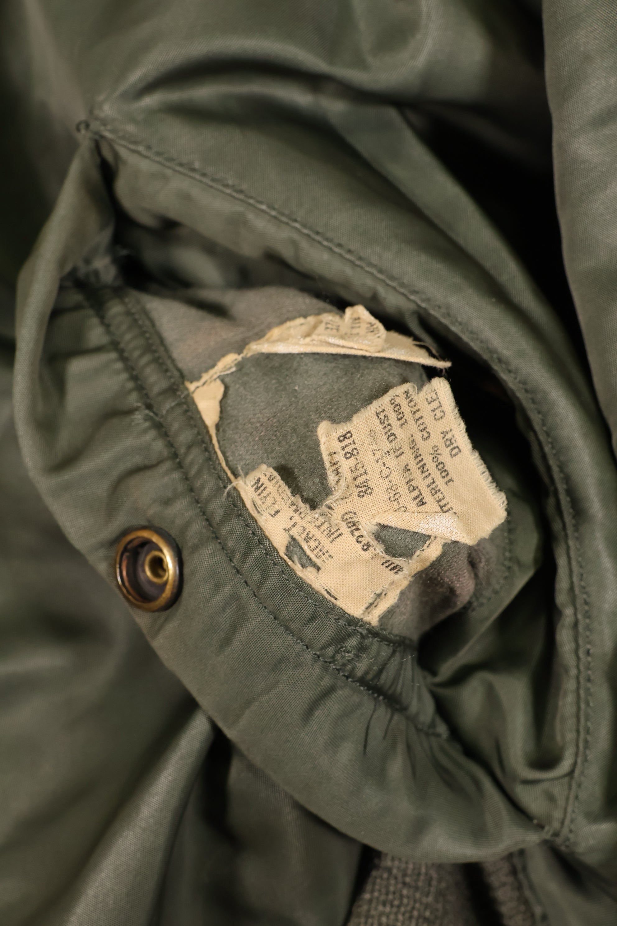 二手，估计为 20 世纪 60 年代末的美国海军大型 MA-1 飞行夹克，带有飞行员改装。