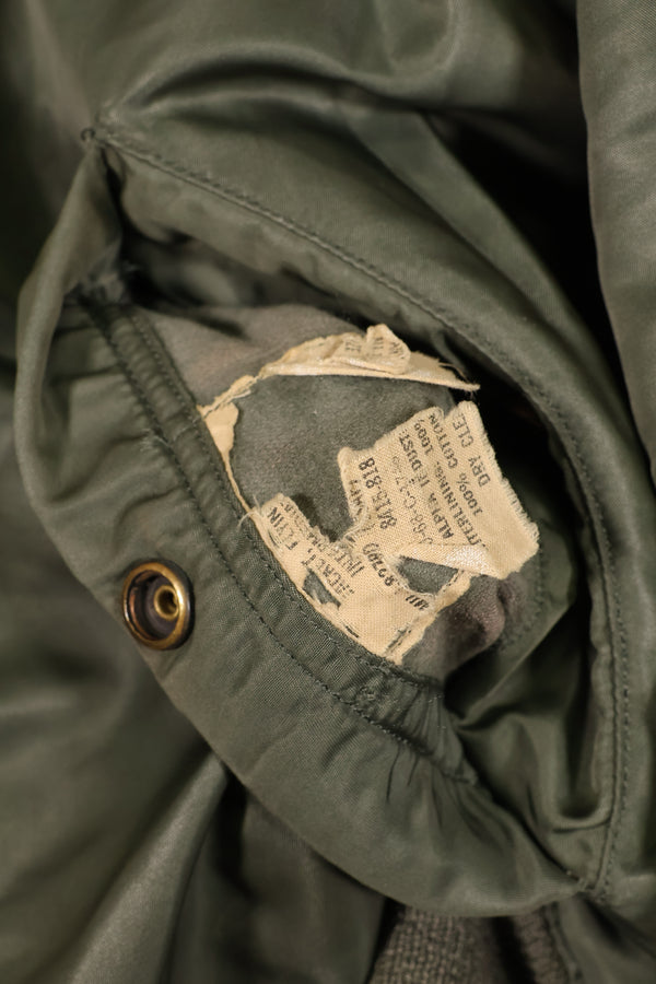 二手，估计为 20 世纪 60 年代末的美国海军大型 MA-1 飞行夹克，带有飞行员改装。