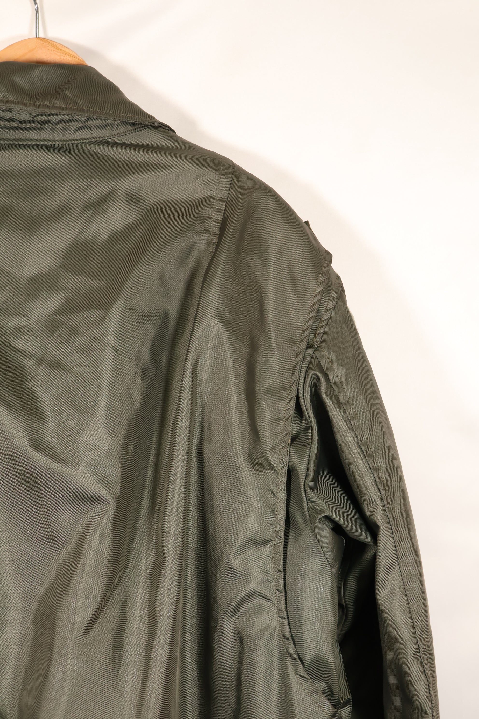 1975 Contract LARGE US Navy CWU-45P Flight Jacket with Intermediates Pockets Used