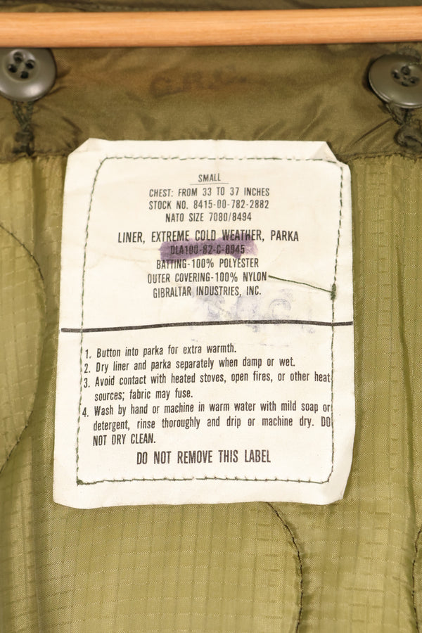 多个年龄段的批次 SMALL M65 field parka 鱼尾 parka，状况良好，使用过，B.
