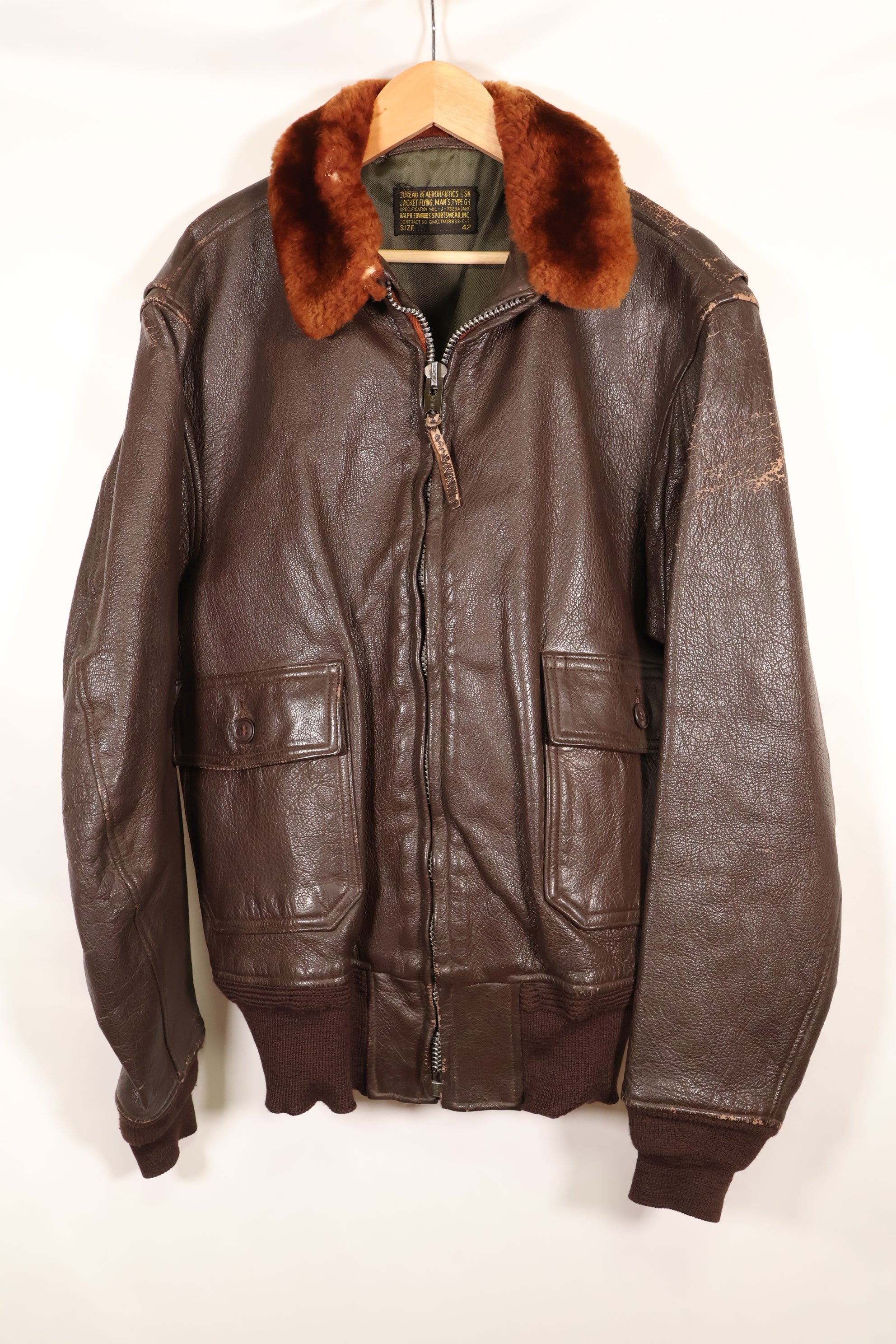 20 世纪 60 年代初批量生产的 42 号 G-1 中间区飞行夹克，使用过。