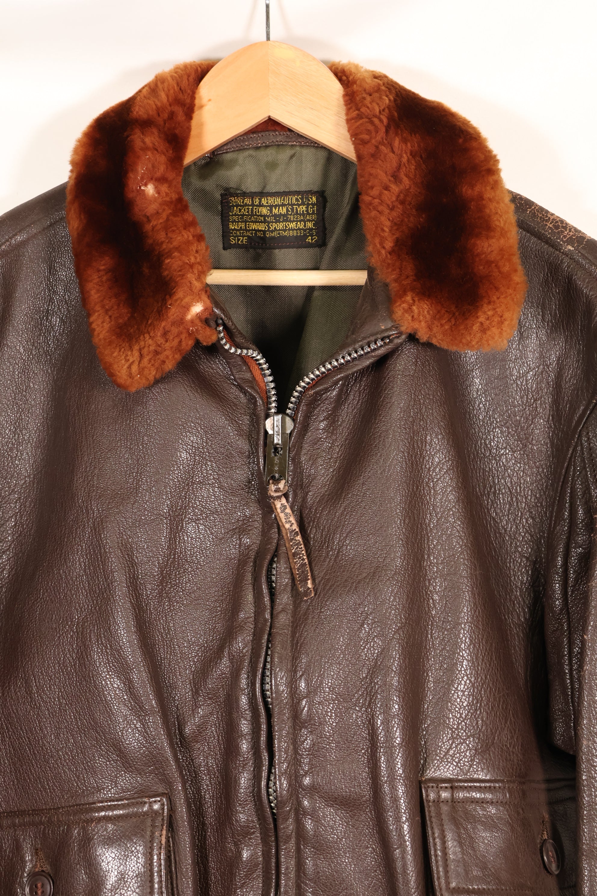 20 世纪 60 年代初批量生产的 42 号 G-1 中间区飞行夹克，使用过。