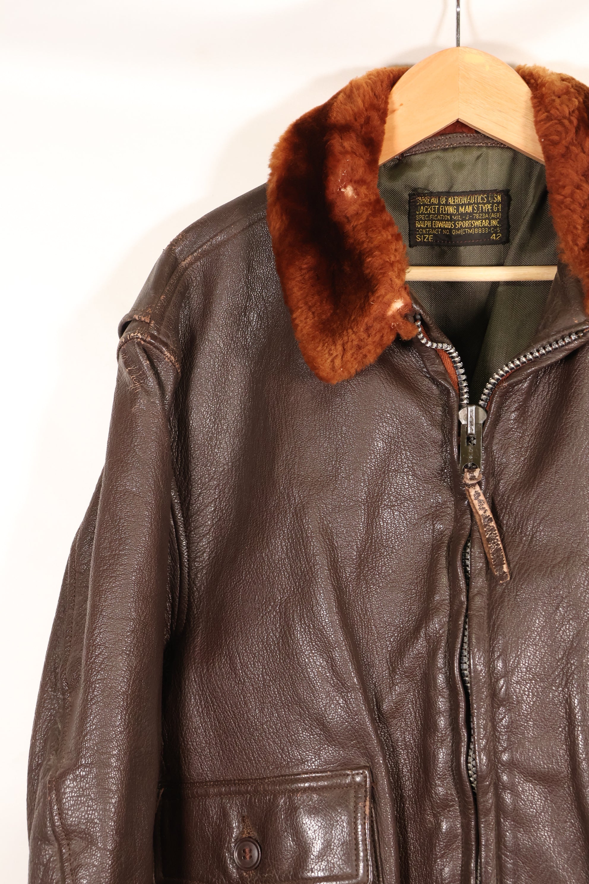 20 世纪 60 年代初批量生产的 42 号 G-1 中间区飞行夹克，使用过。