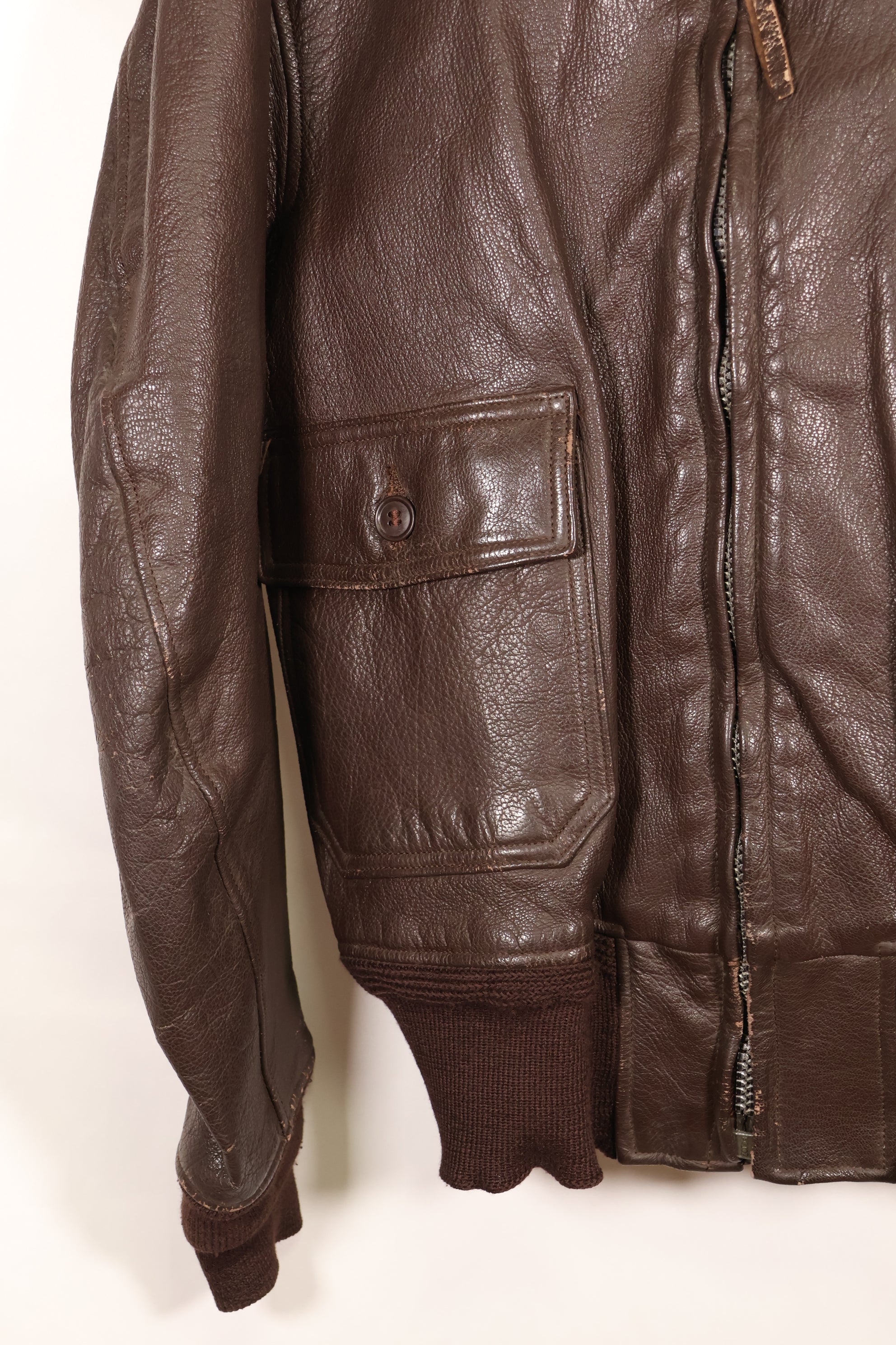 20 世纪 60 年代初批量生产的 42 号 G-1 中间区飞行夹克，使用过。