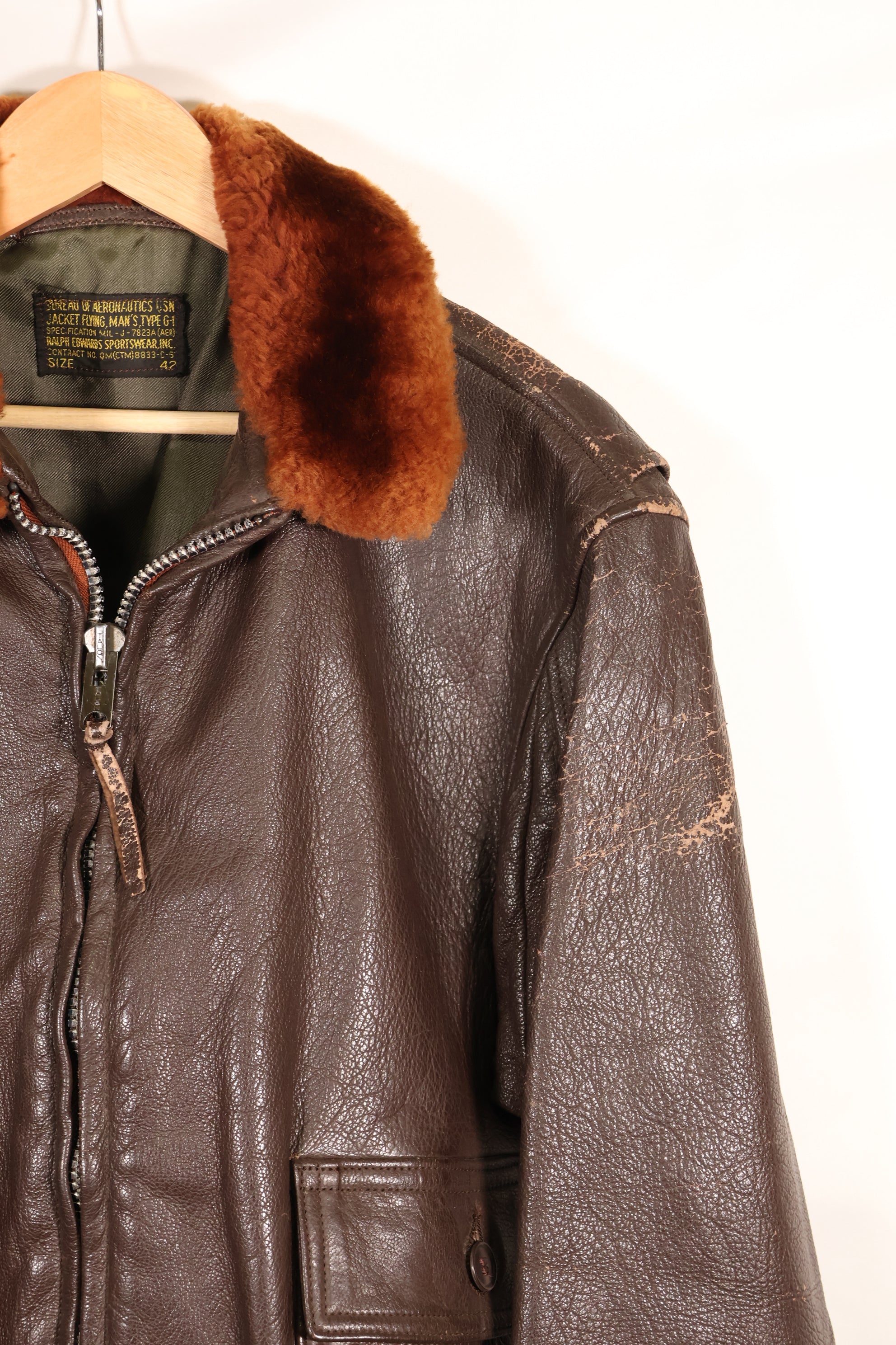 20 世纪 60 年代初批量生产的 42 号 G-1 中间区飞行夹克，使用过。