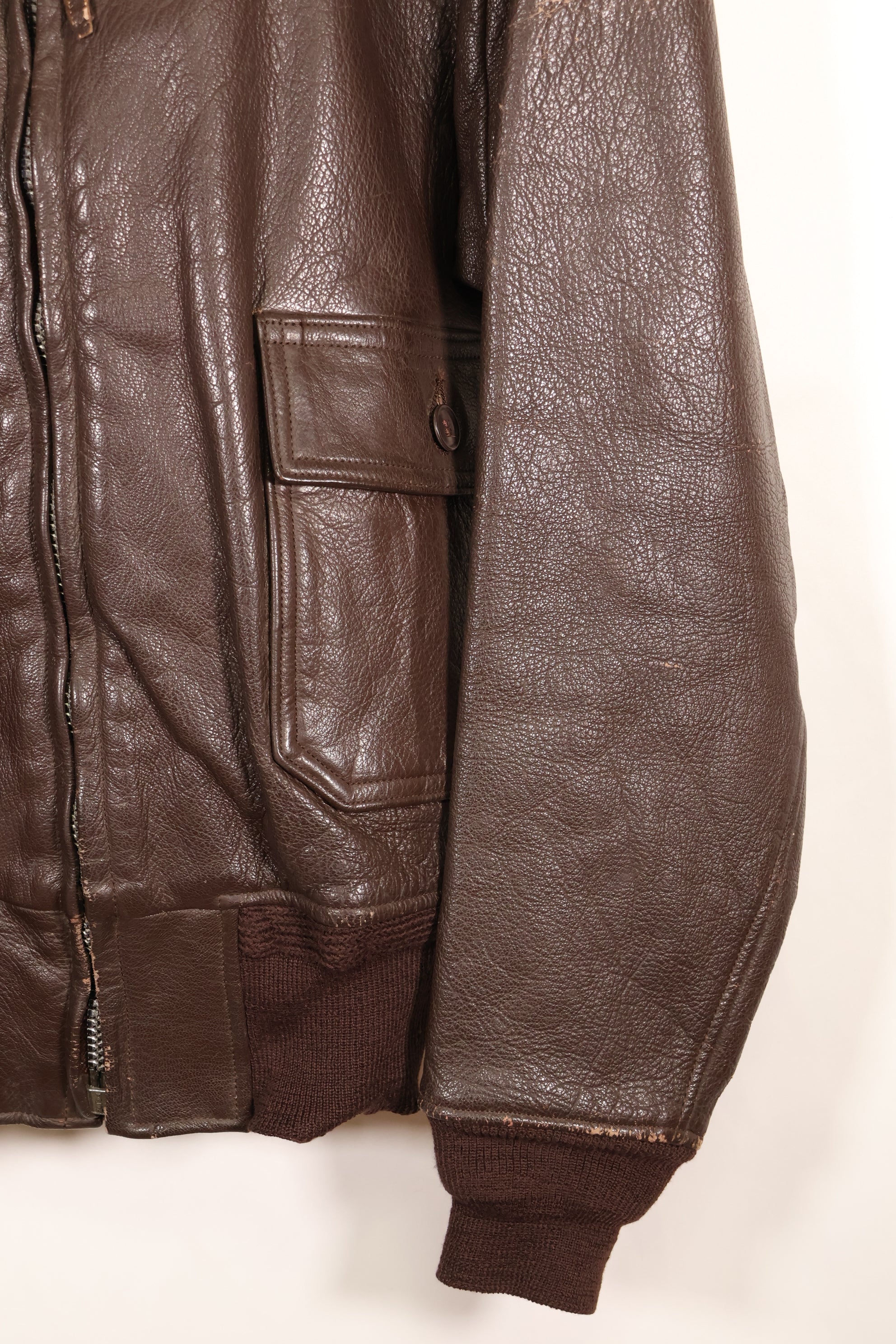 20 世纪 60 年代初批量生产的 42 号 G-1 中间区飞行夹克，使用过。