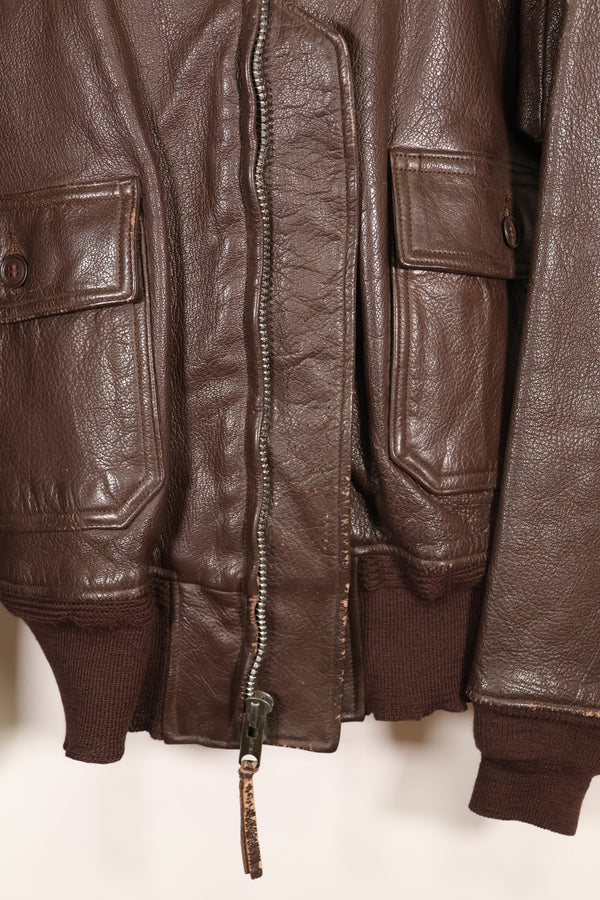 20 世纪 60 年代初批量生产的 42 号 G-1 中间区飞行夹克，使用过。