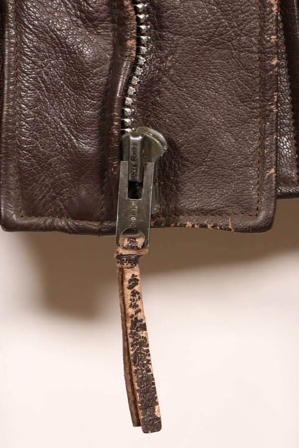 20 世纪 60 年代初批量生产的 42 号 G-1 中间区飞行夹克，使用过。