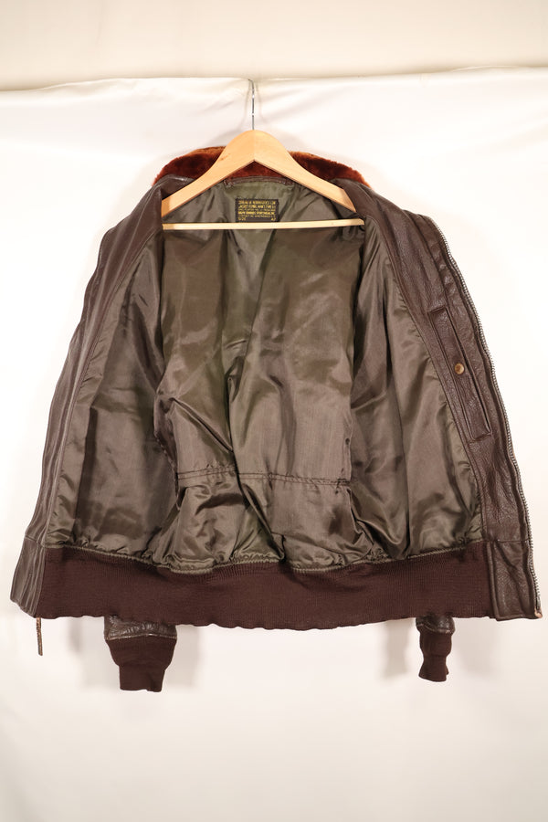 20 世纪 60 年代初批量生产的 42 号 G-1 中间区飞行夹克，使用过。