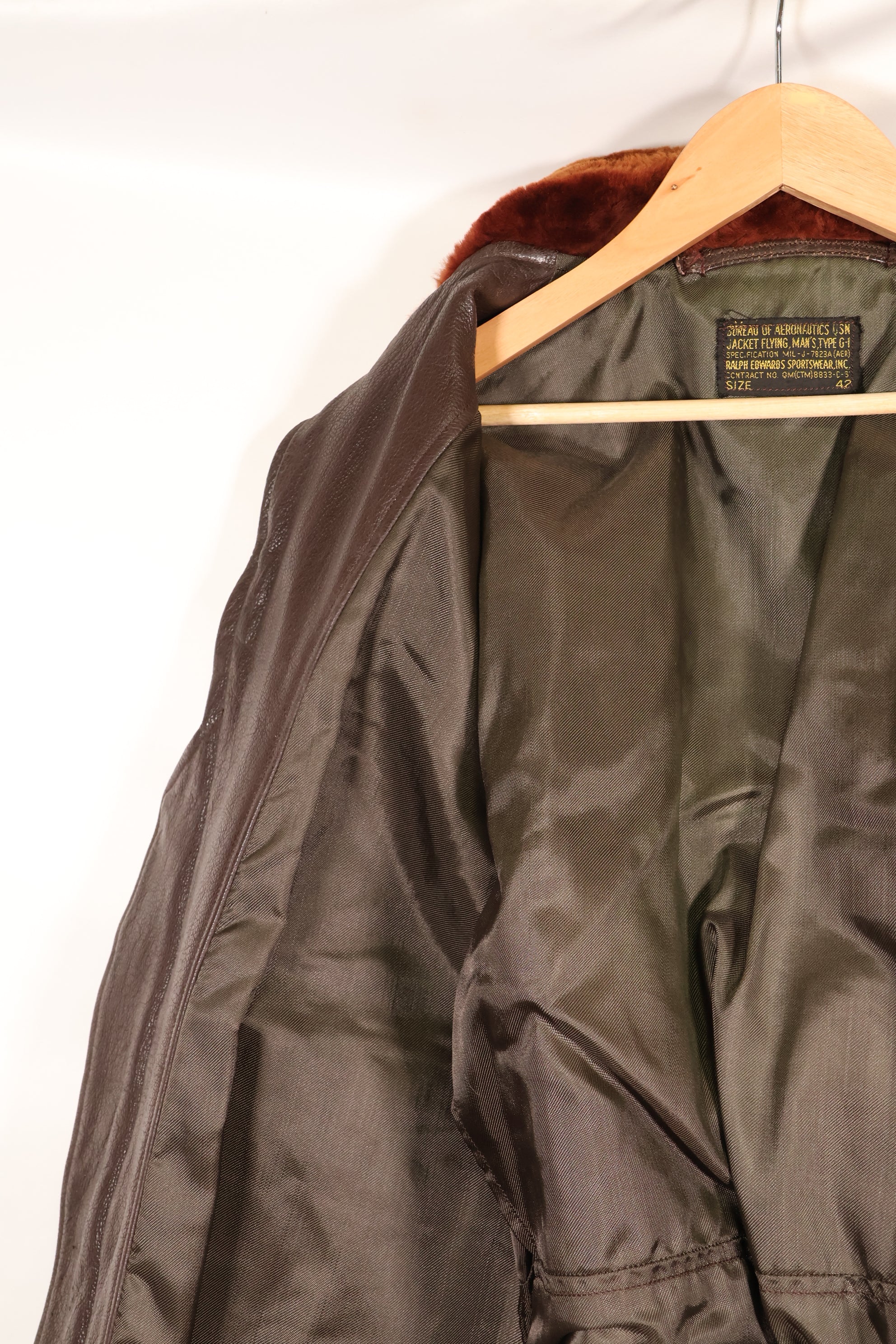 20 世纪 60 年代初批量生产的 42 号 G-1 中间区飞行夹克，使用过。