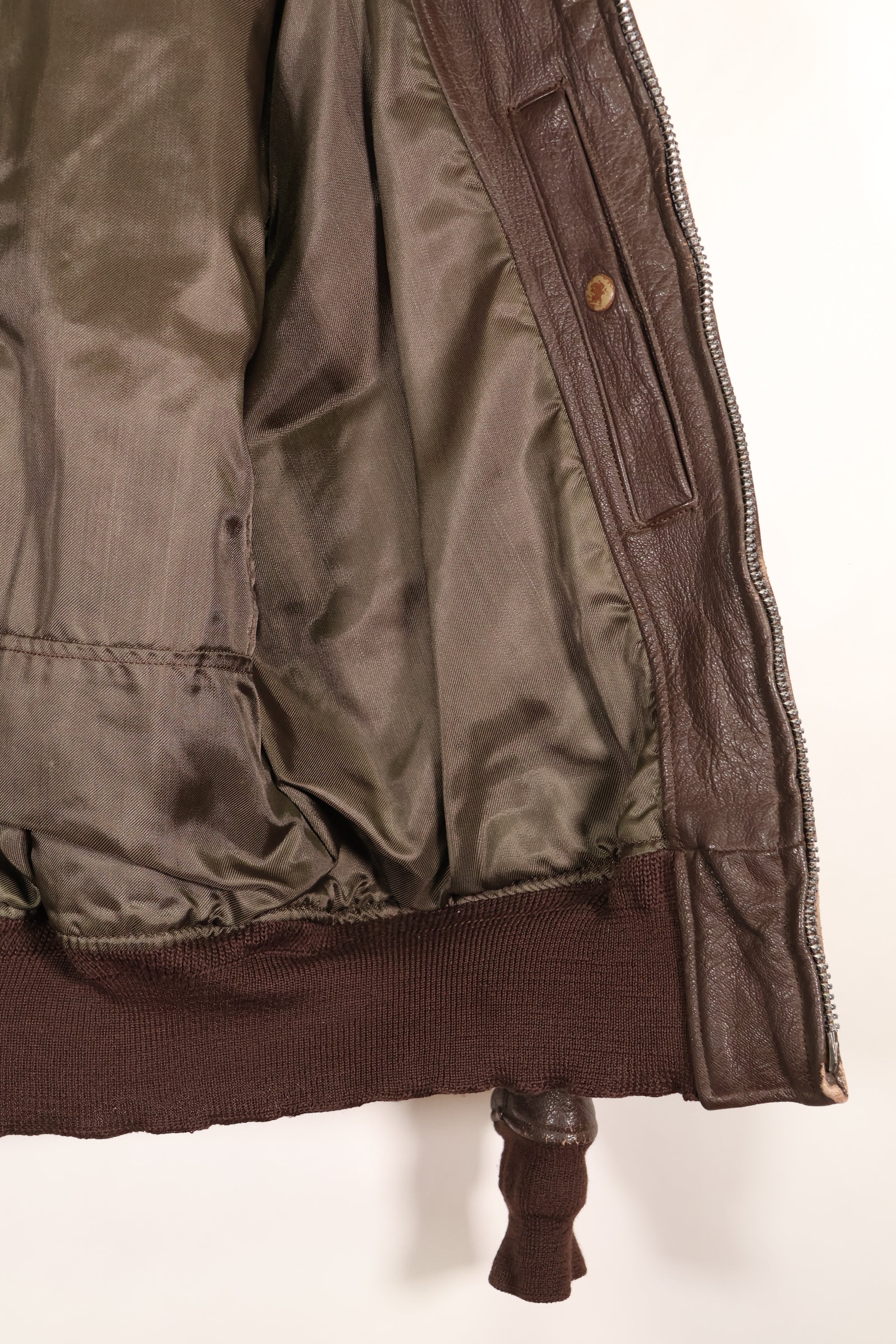 20 世纪 60 年代初批量生产的 42 号 G-1 中间区飞行夹克，使用过。