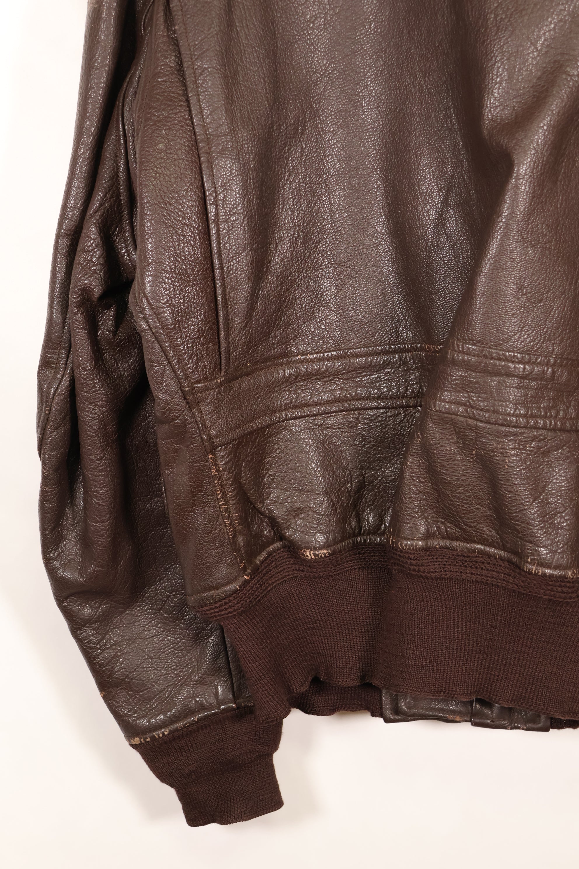 20 世纪 60 年代初批量生产的 42 号 G-1 中间区飞行夹克，使用过。