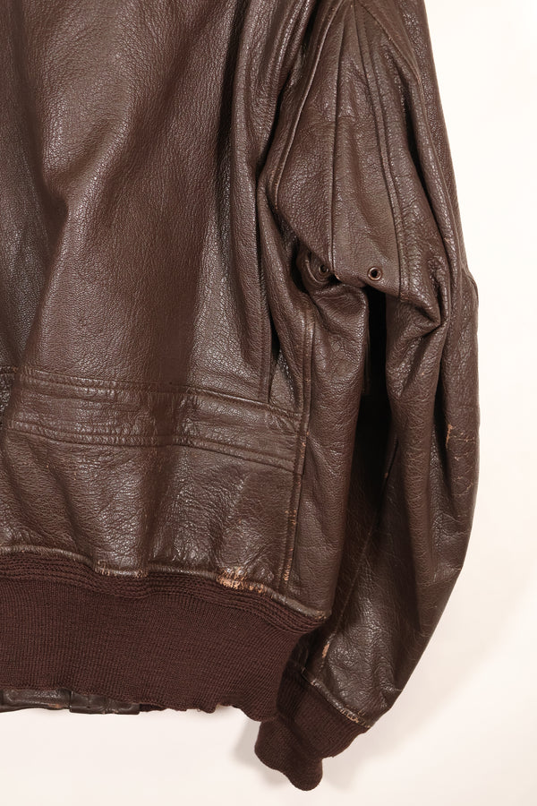 20 世纪 60 年代初批量生产的 42 号 G-1 中间区飞行夹克，使用过。