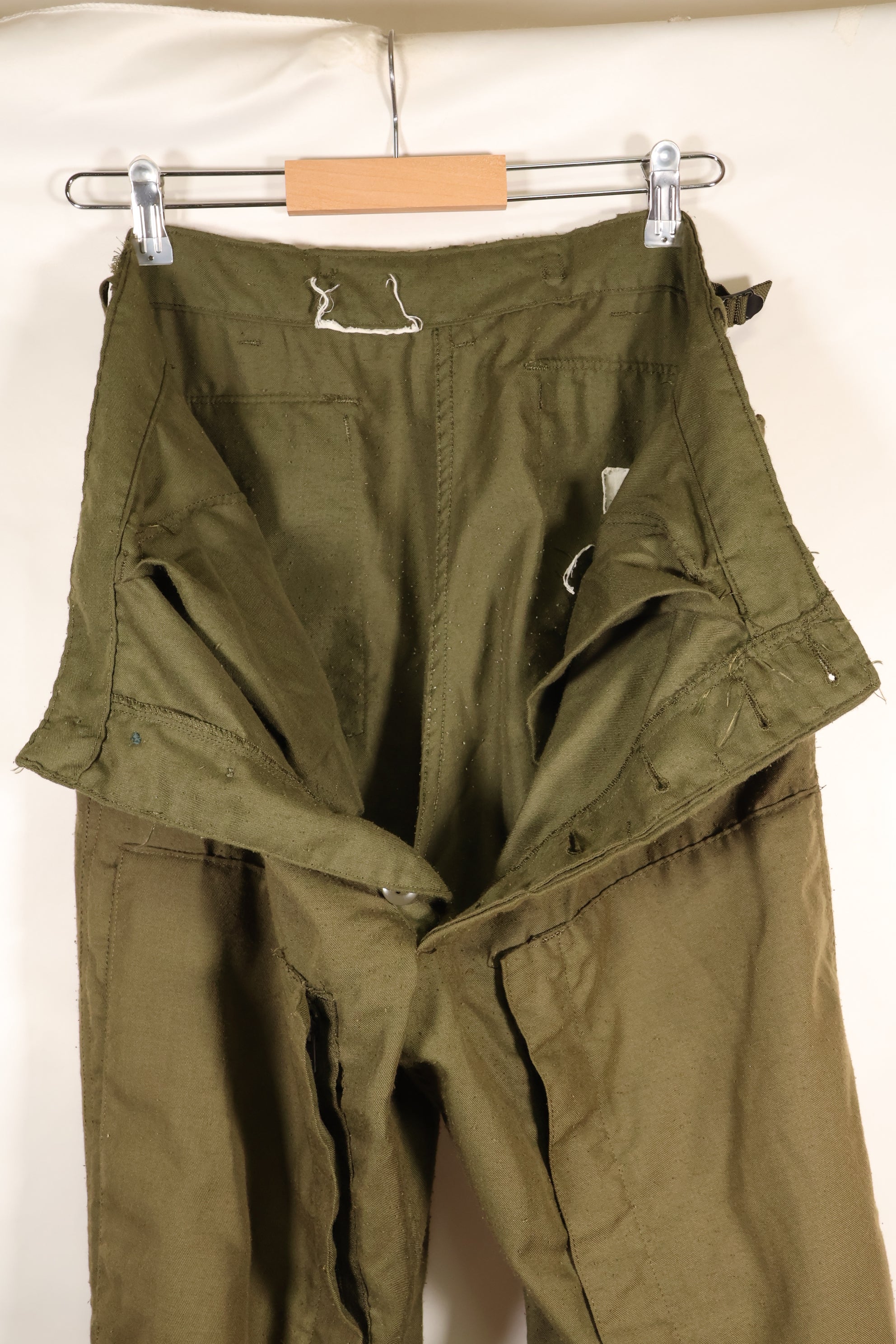 Early 1970s, estimated MEDIUM pilot fireproof pants, size tag missing, used.