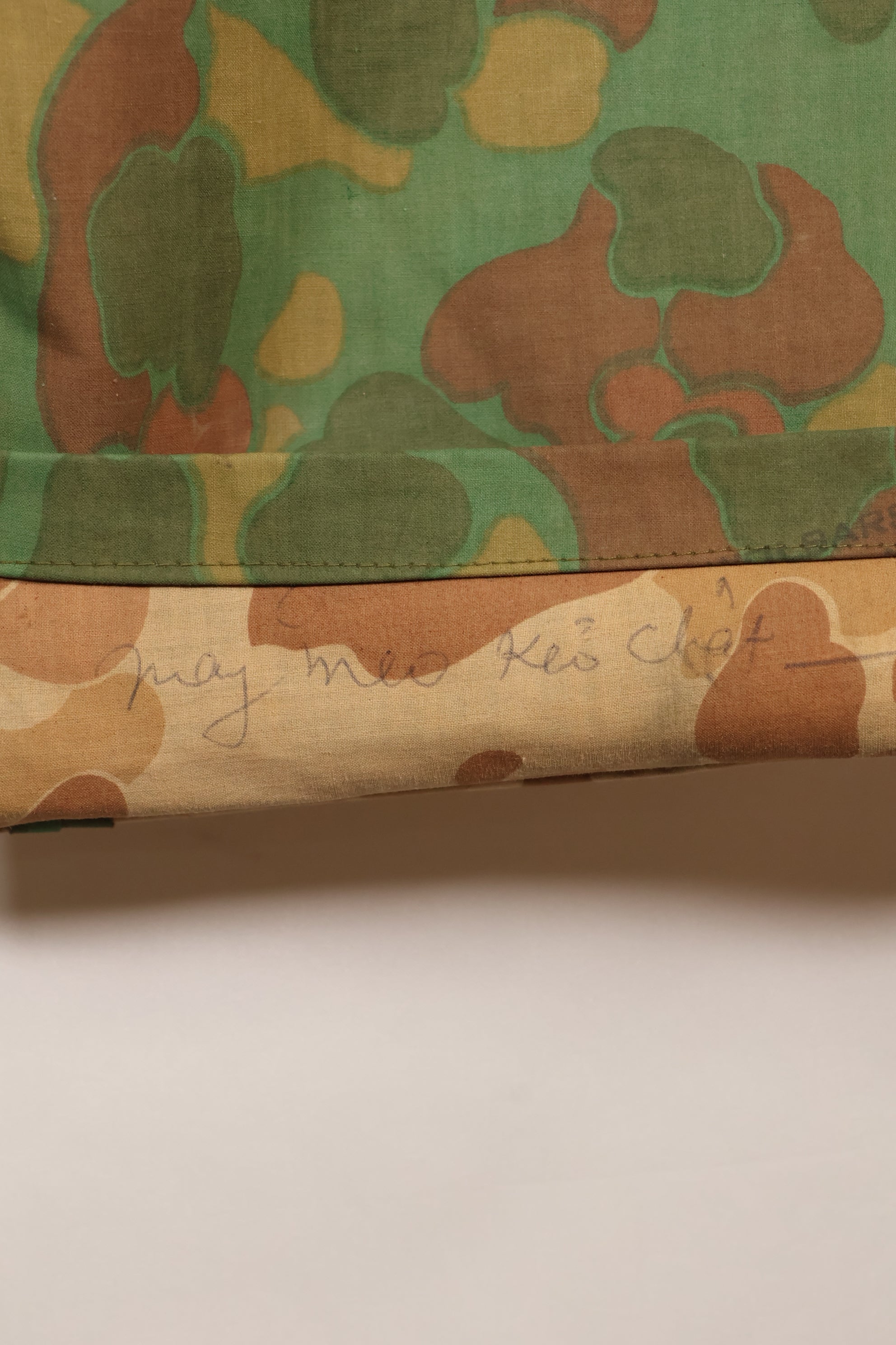 20 世纪 60 年代，私人采购，美国海军陆战队，青蛙皮披风衬衫和长裤套装，南越。