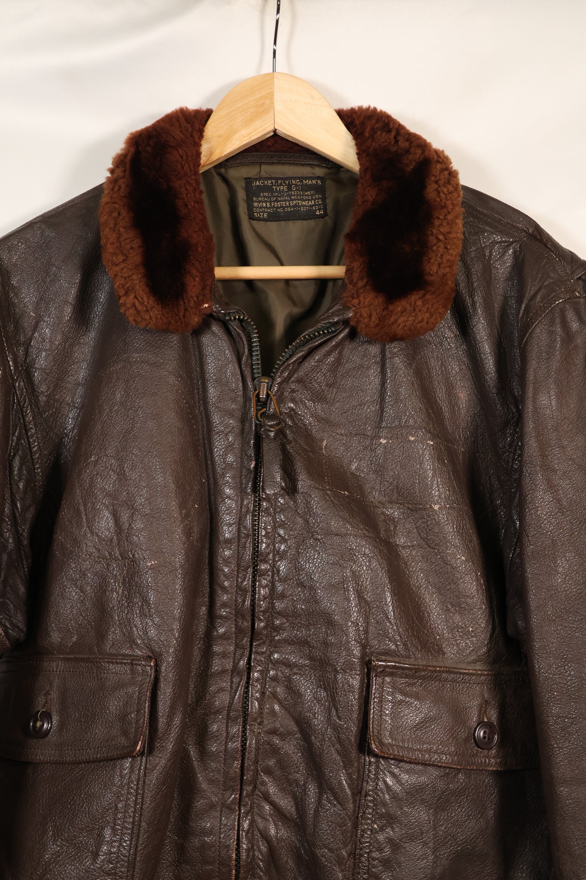 1963 年合同尺寸 44 的美国海军 G-1 飞行夹克，中间款，二手。