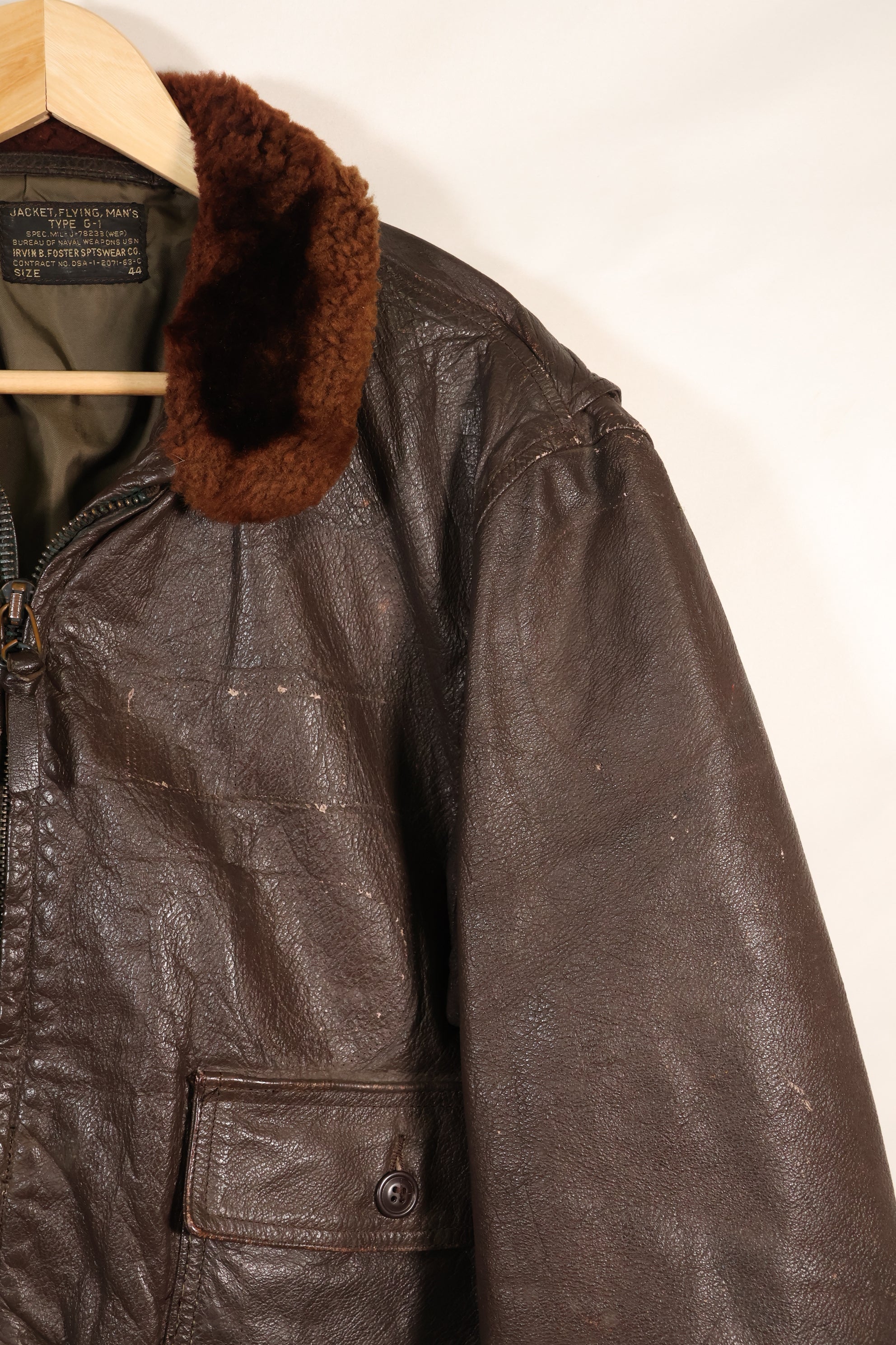 1963 年合同尺寸 44 的美国海军 G-1 飞行夹克，中间款，二手。