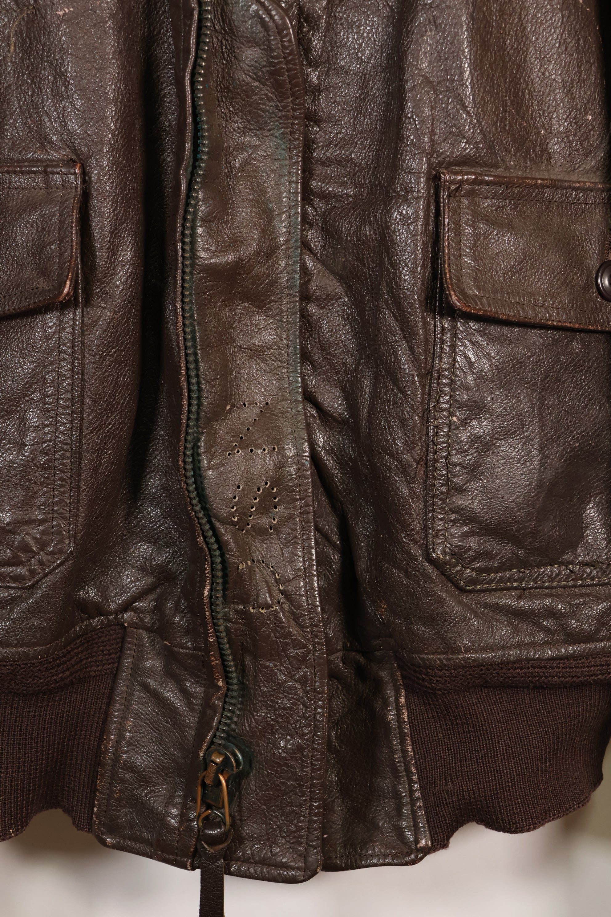 1963 年合同尺寸 44 的美国海军 G-1 飞行夹克，中间款，二手。