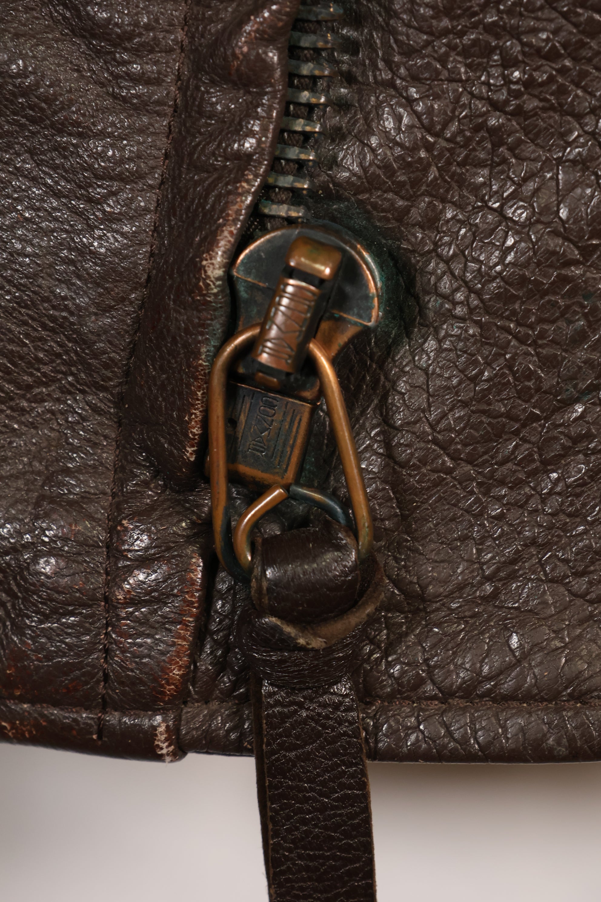 1963 年合同尺寸 44 的美国海军 G-1 飞行夹克，中间款，二手。