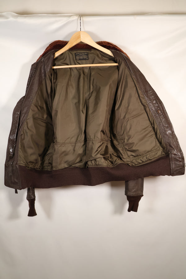 1963 年合同尺寸 44 的美国海军 G-1 飞行夹克，中间款，二手。