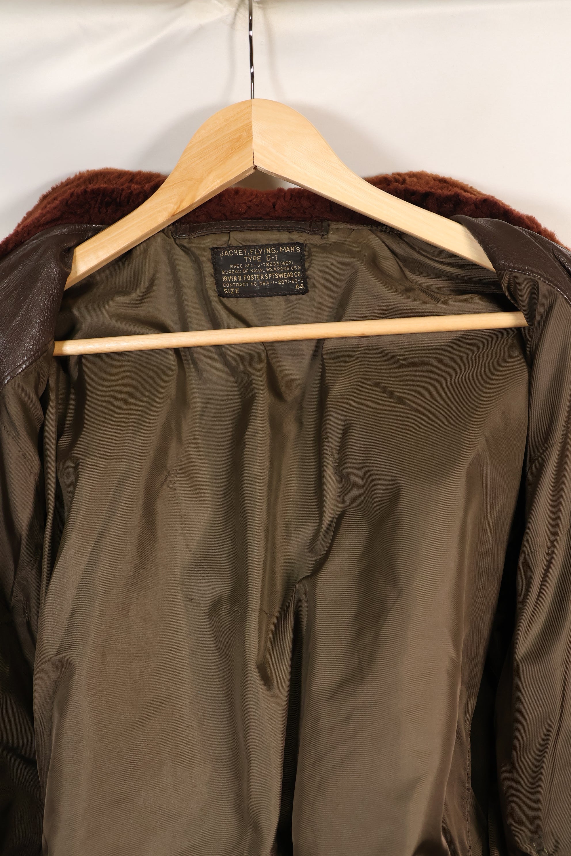 1963 年合同尺寸 44 的美国海军 G-1 飞行夹克，中间款，二手。
