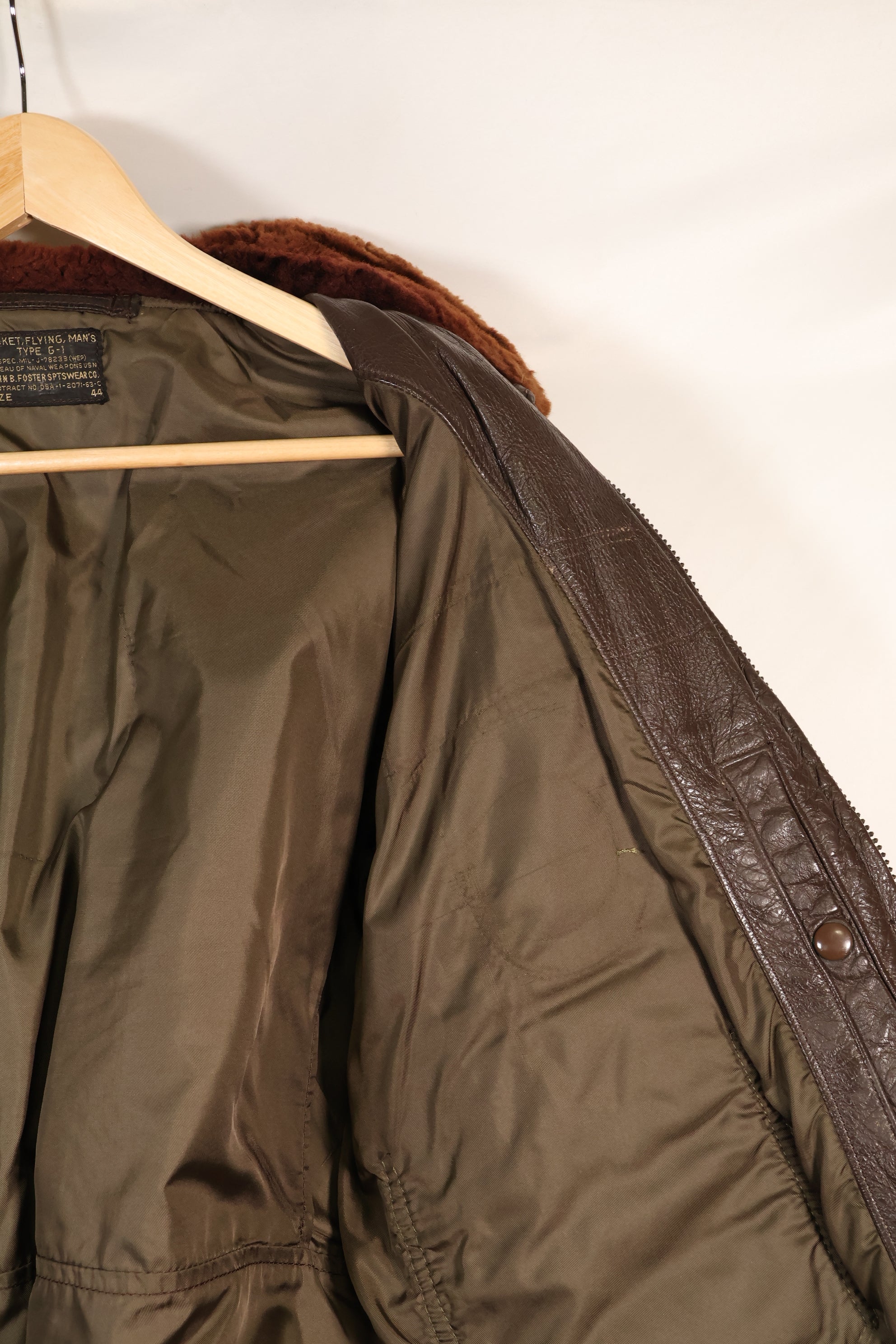 1963 年合同尺寸 44 的美国海军 G-1 飞行夹克，中间款，二手。