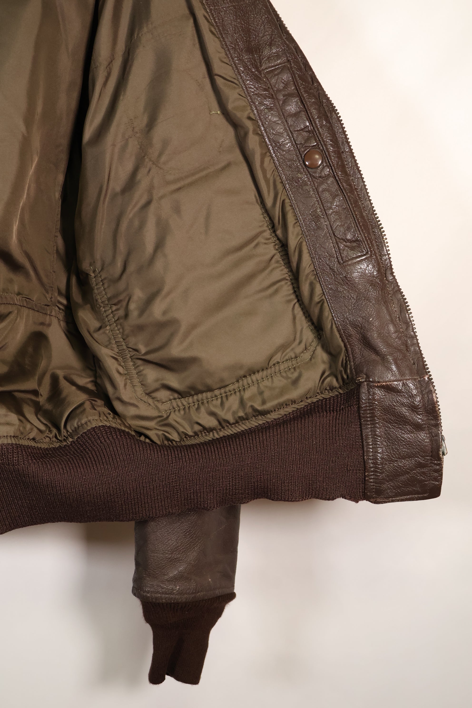 1963 年合同尺寸 44 的美国海军 G-1 飞行夹克，中间款，二手。