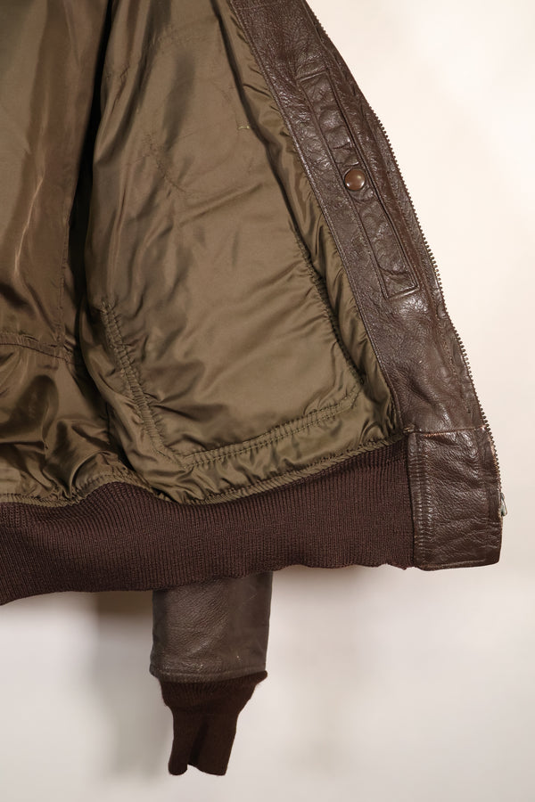 1963 年合同尺寸 44 的美国海军 G-1 飞行夹克，中间款，二手。