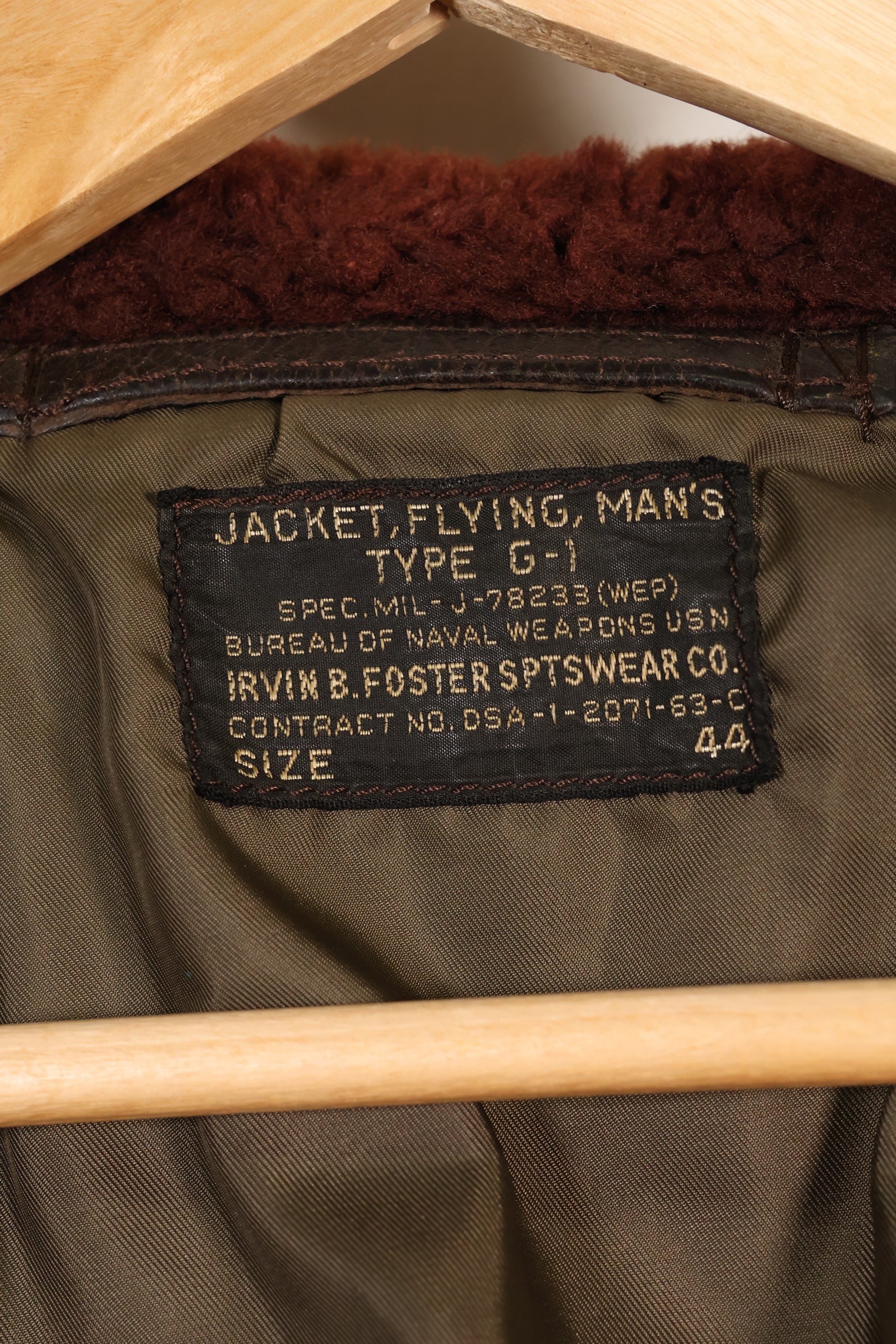 1963 年合同尺寸 44 的美国海军 G-1 飞行夹克，中间款，二手。