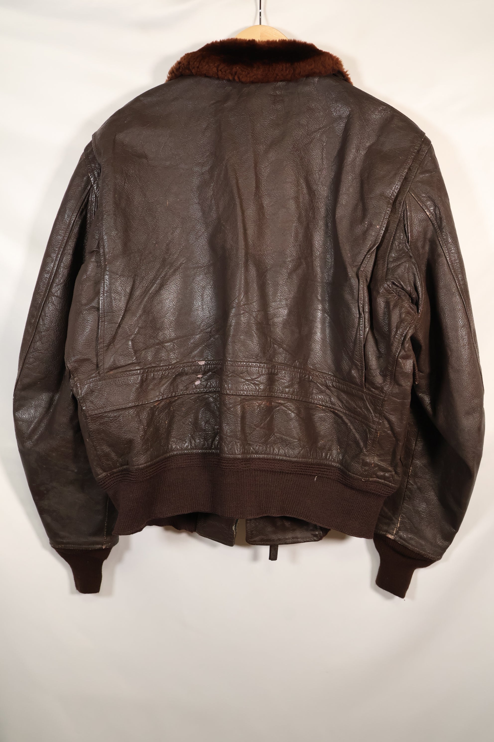 1963 年合同尺寸 44 的美国海军 G-1 飞行夹克，中间款，二手。
