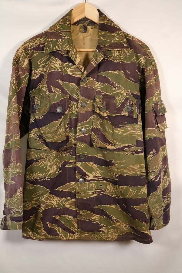 20 世纪 60 年代中期美国裁制的大号冲绳虎虎条纹衬衫，褪色，使用过。