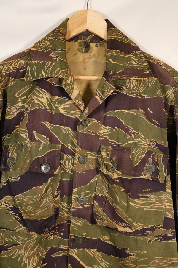 20 世纪 60 年代中期美国裁制的大号冲绳虎虎条纹衬衫，褪色，使用过。