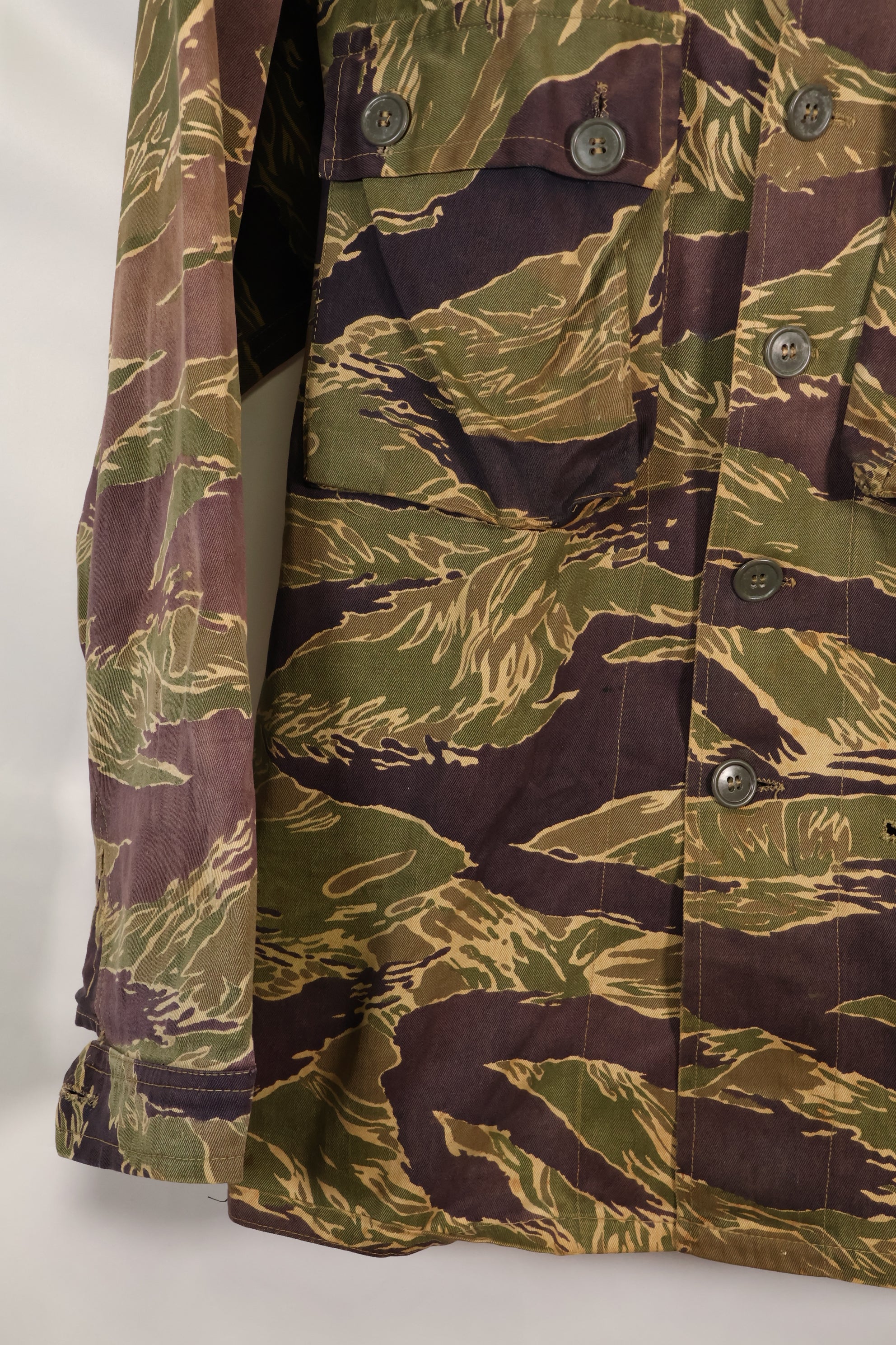 20 世纪 60 年代中期美国裁制的大号冲绳虎虎条纹衬衫，褪色，使用过。