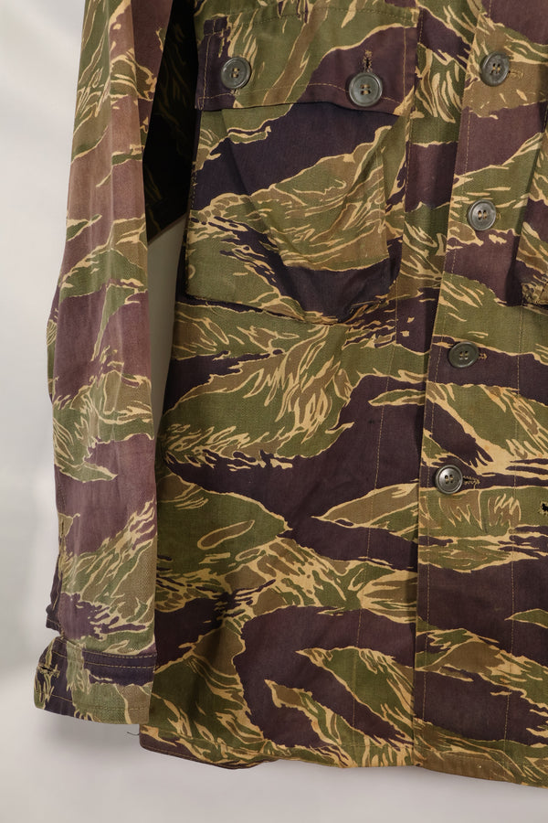 20 世纪 60 年代中期美国裁制的大号冲绳虎虎条纹衬衫，褪色，使用过。