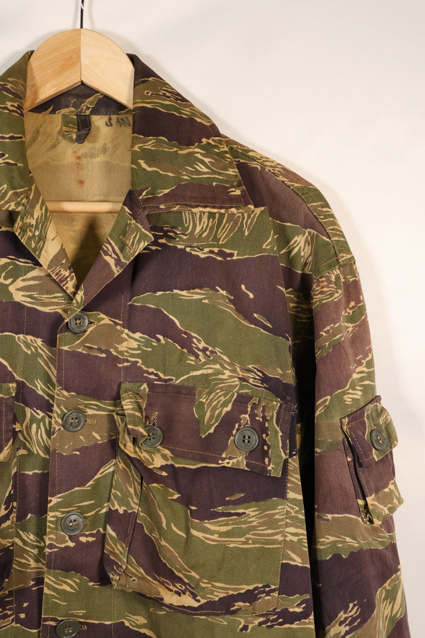 20 世纪 60 年代中期美国裁制的大号冲绳虎虎条纹衬衫，褪色，使用过。