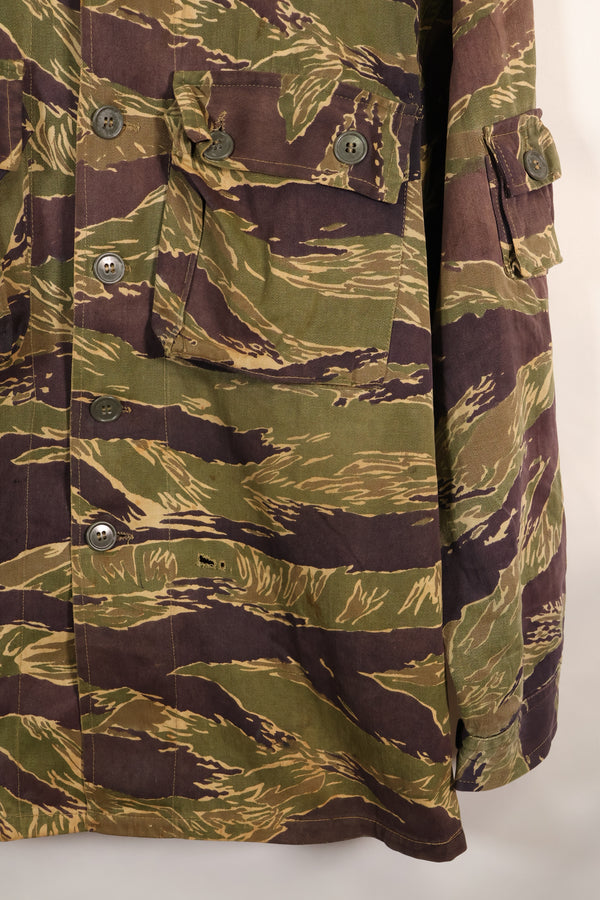 20 世纪 60 年代中期美国裁制的大号冲绳虎虎条纹衬衫，褪色，使用过。