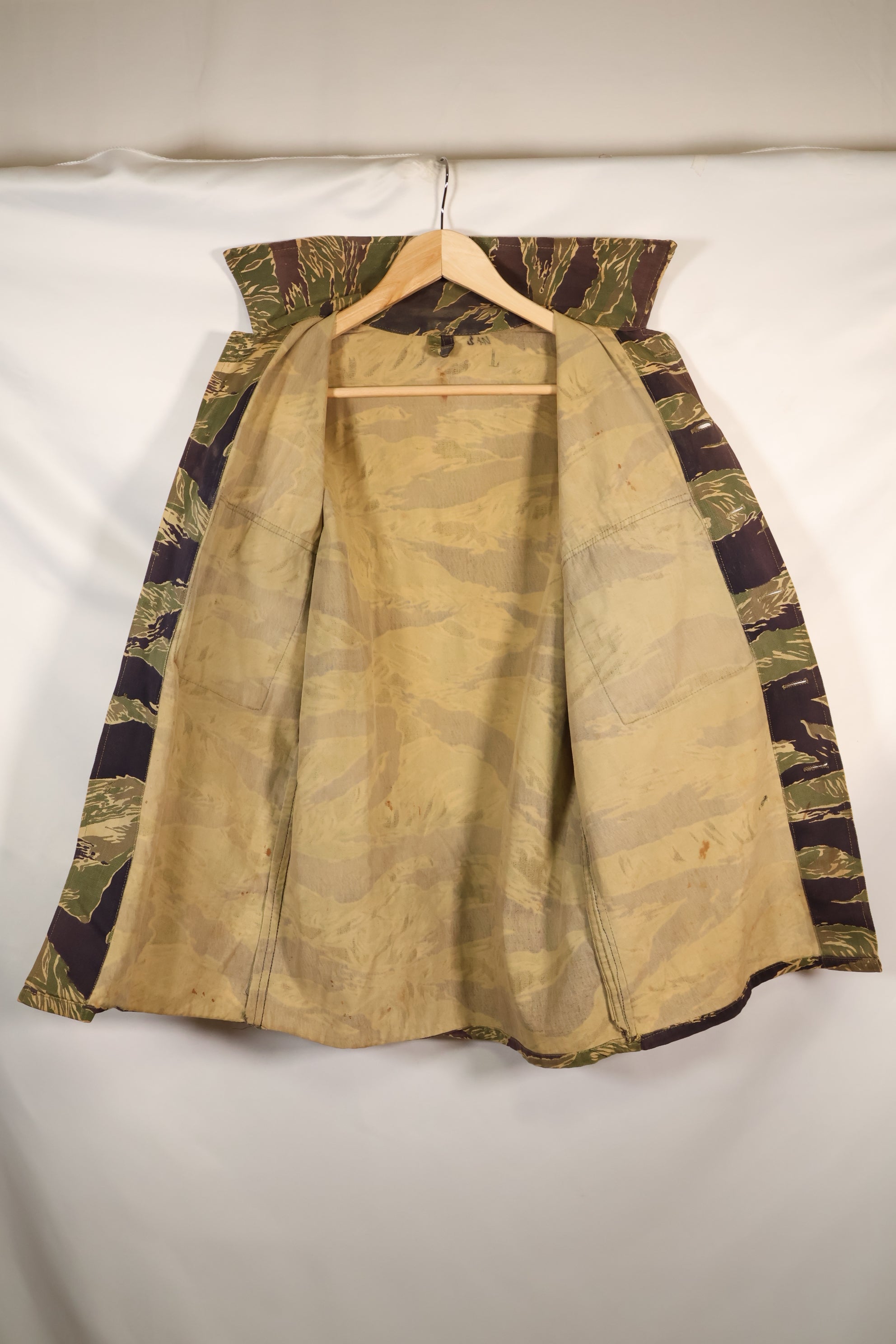 20 世纪 60 年代中期美国裁制的大号冲绳虎虎条纹衬衫，褪色，使用过。