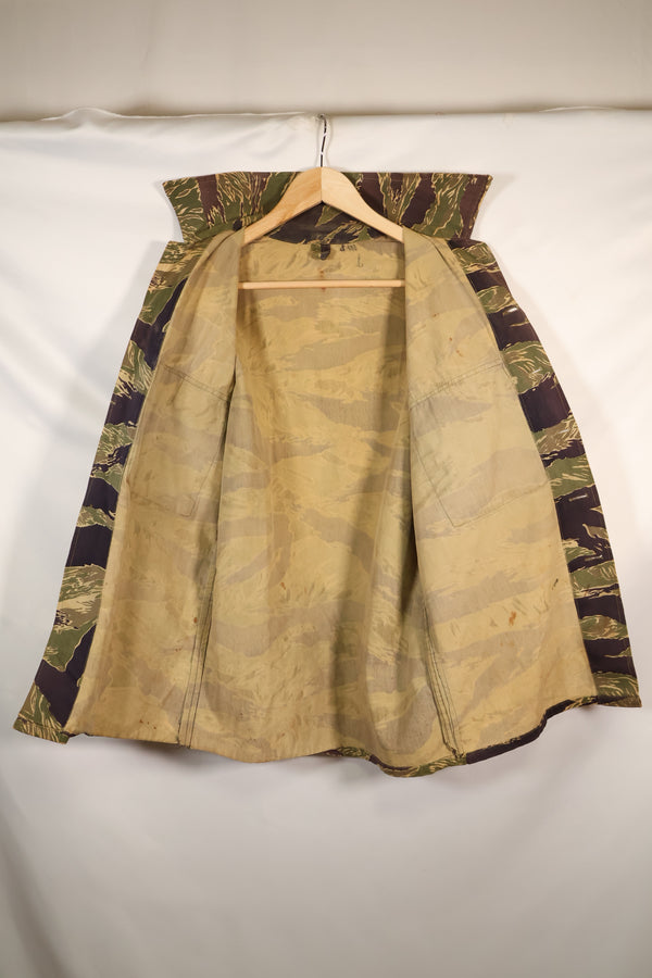 20 世纪 60 年代中期美国裁制的大号冲绳虎虎条纹衬衫，褪色，使用过。