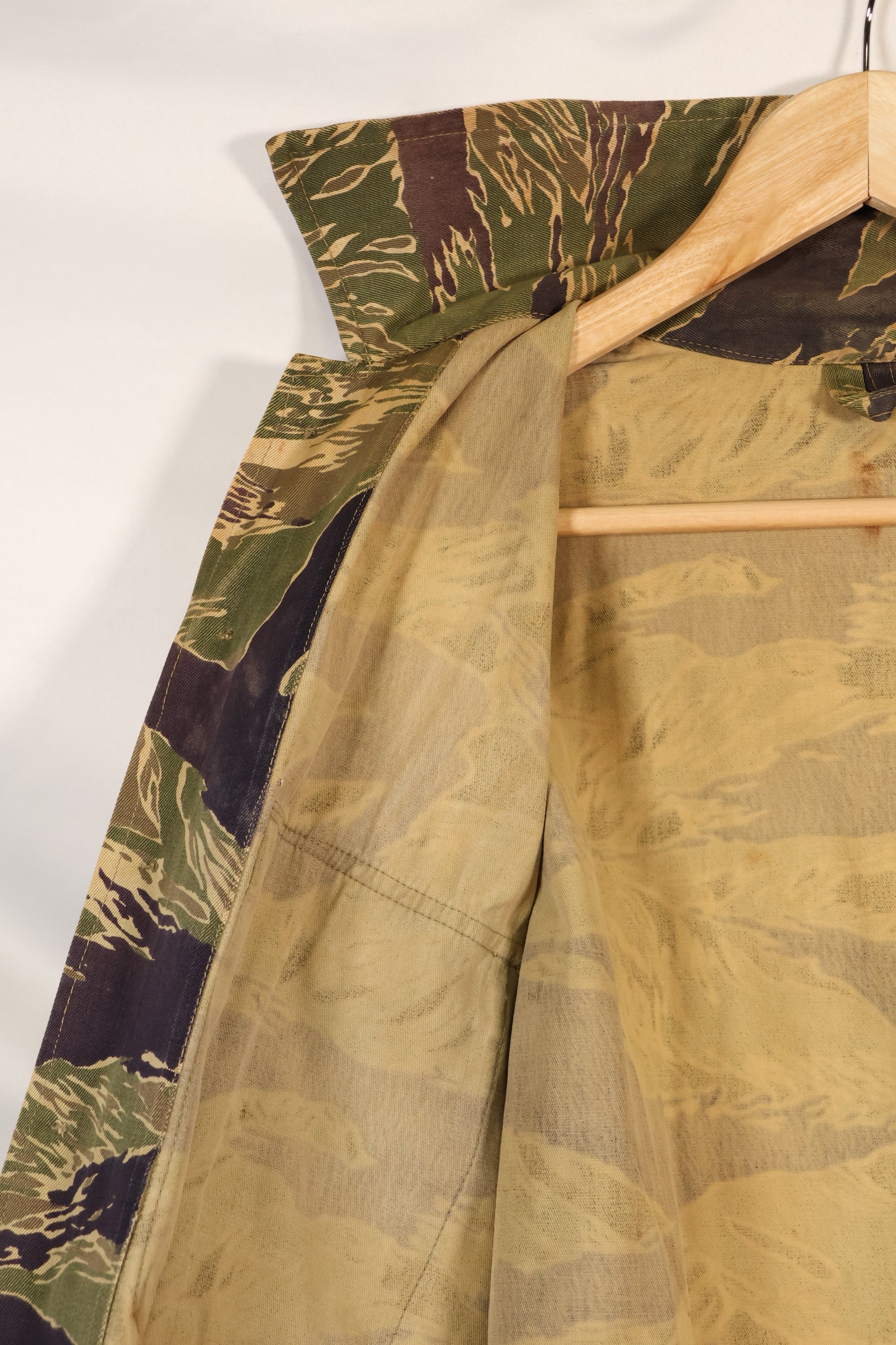 20 世纪 60 年代中期美国裁制的大号冲绳虎虎条纹衬衫，褪色，使用过。